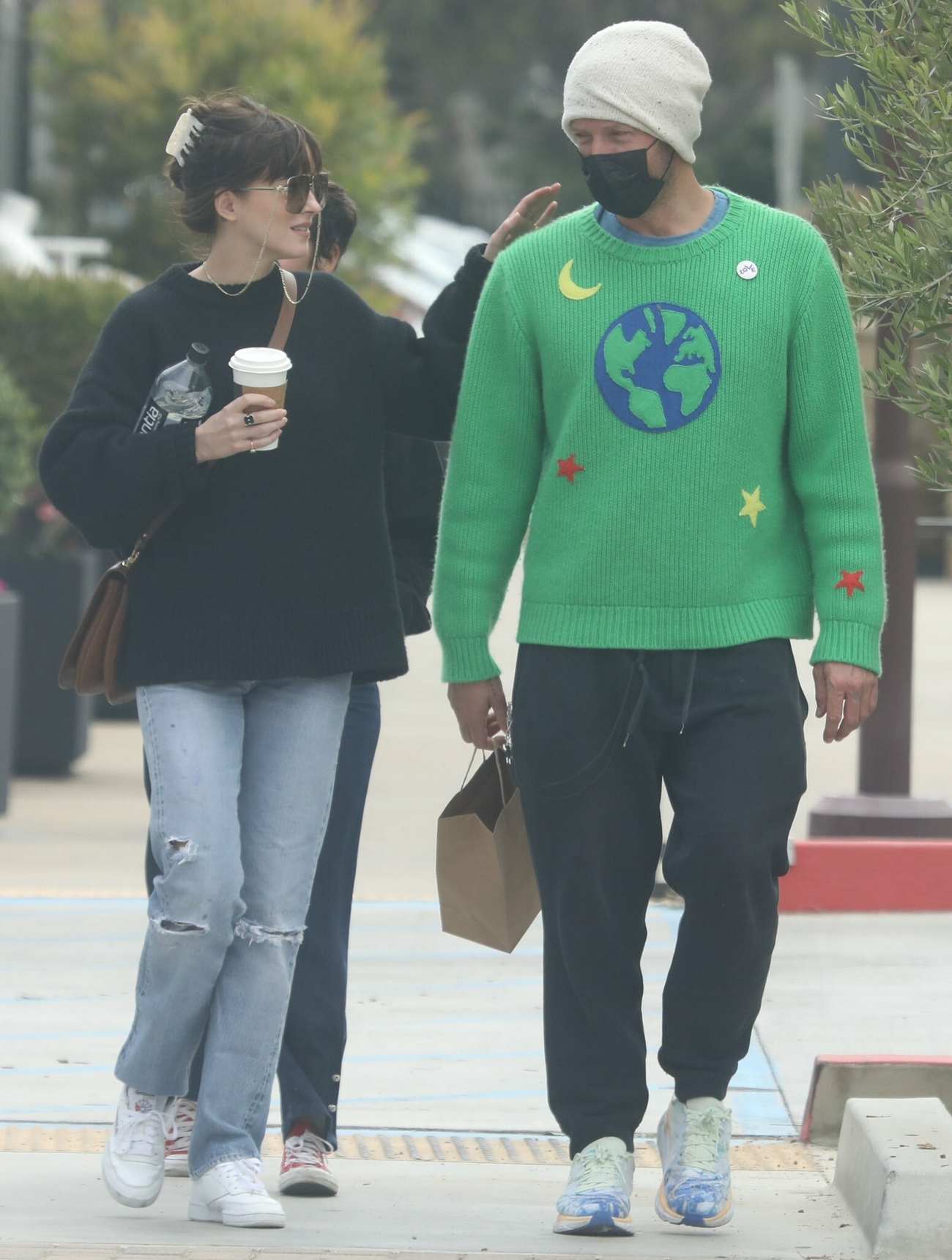 Dakota_Johnson_-_spotted_in_Malibu2C_California__0521202204.jpg Dakota_Johnson_-_spotted_in_Malibu2C_California__0521202204.jpg