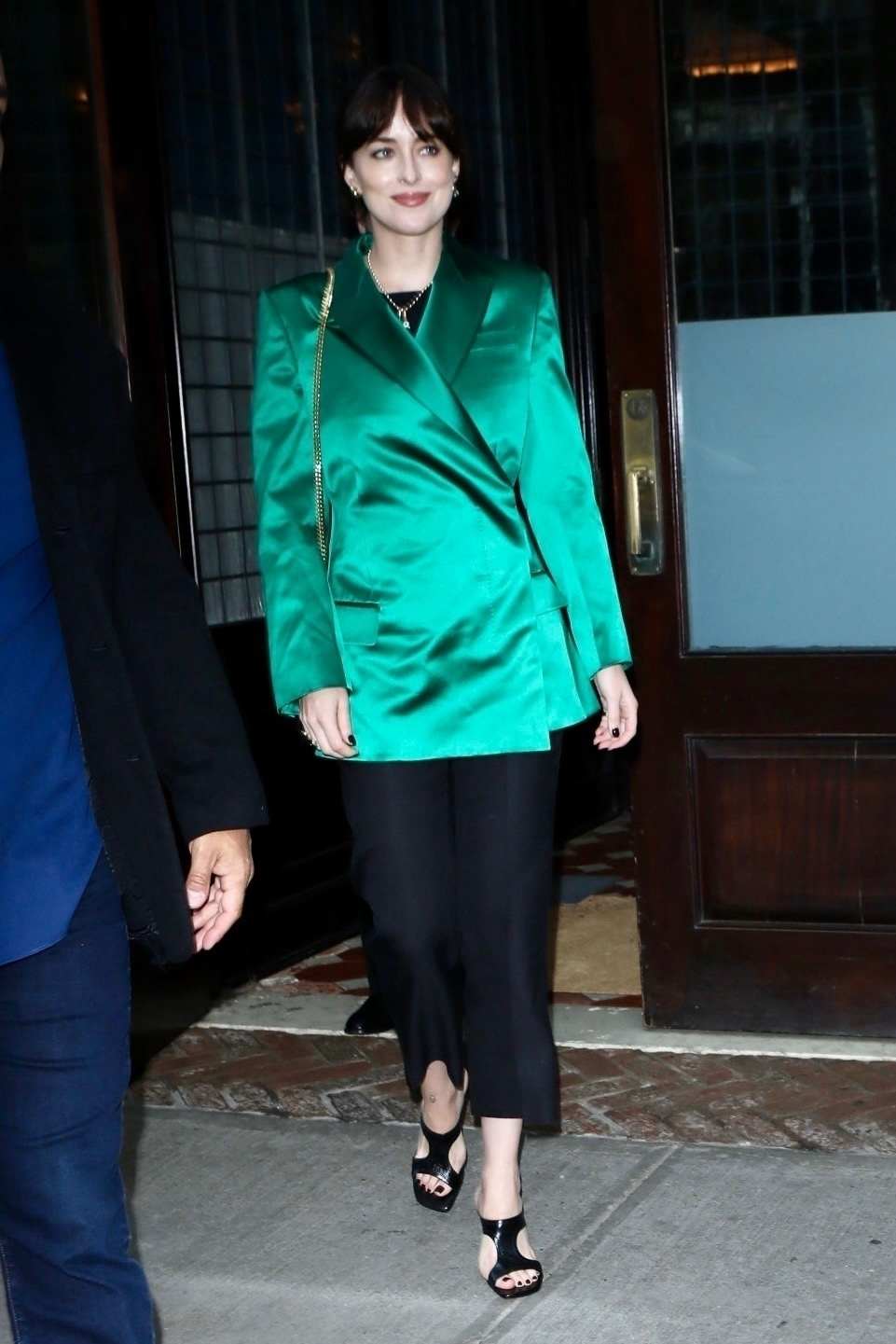 Dakota_Johnson_-_spotted_leaving_The_Greenwich_Hotel_in_New_York_City2C_0504202205.jpg
