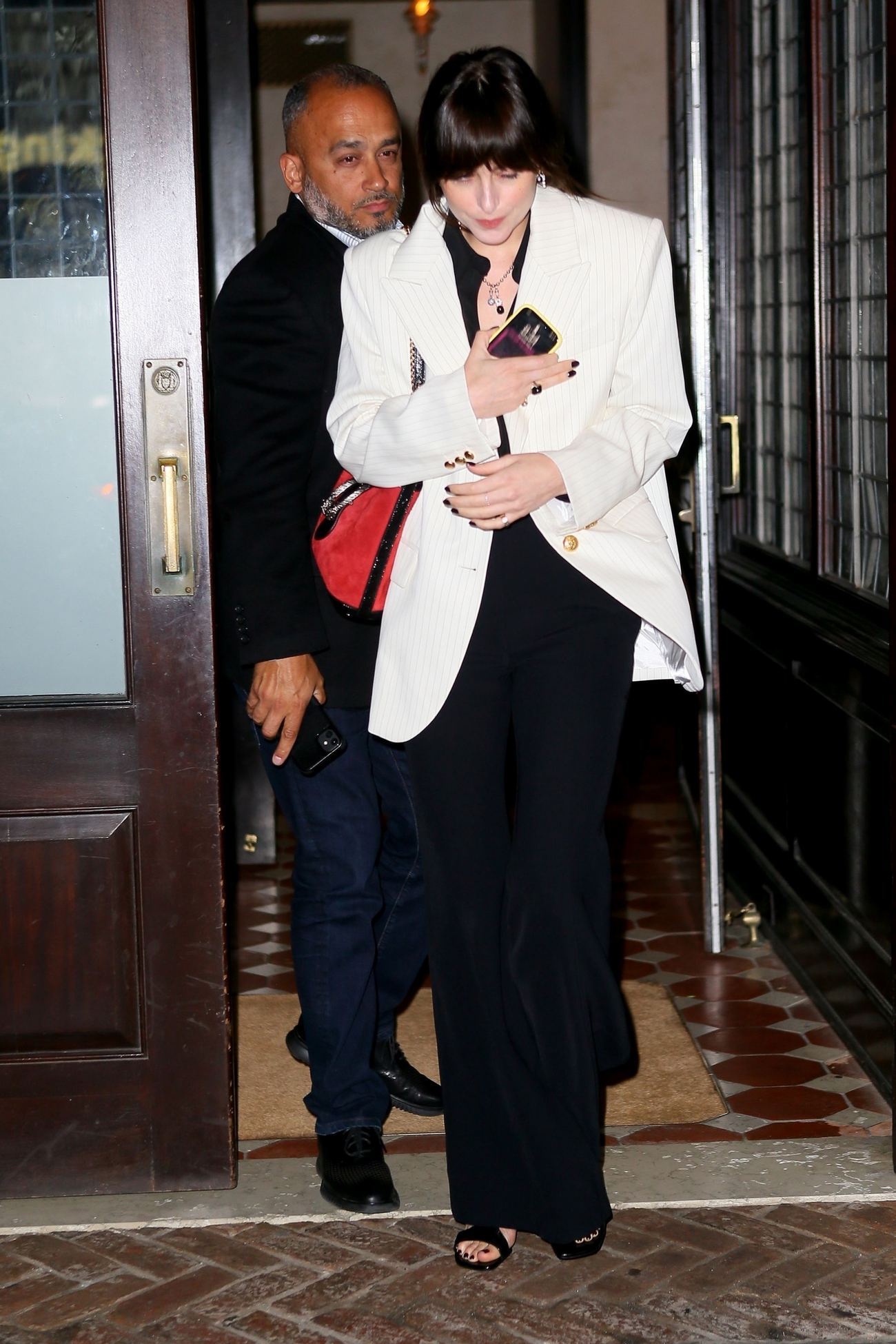 Dakota_Johnson_-_spotted_leaving_her_hotel_for_a_dinner_in_New_York_City2C_0505202204.jpg Dakota_Johnson_-_spotted_leaving_her_hotel_for_a_dinner_in_New_York_City2C_0505202204.jpg