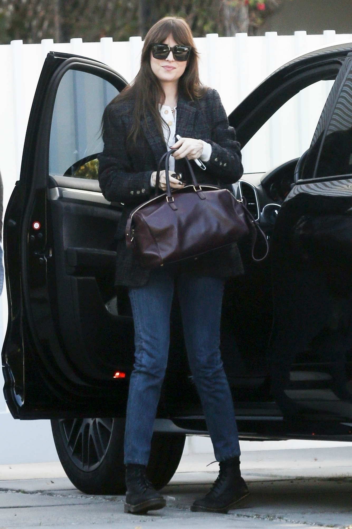 Dakota_Johnson_-_spotted_running_errands_in_Los_Angeles2C_CA_-_January_215.jpg