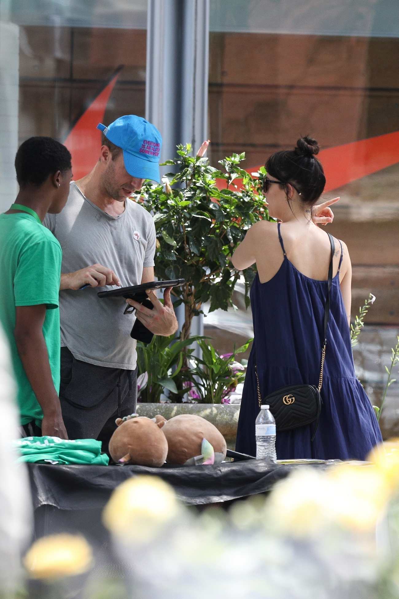 Dakota_Johnson_-_spotted_walking_around_Boston2C_MA_on_July_262C_202202.jpg