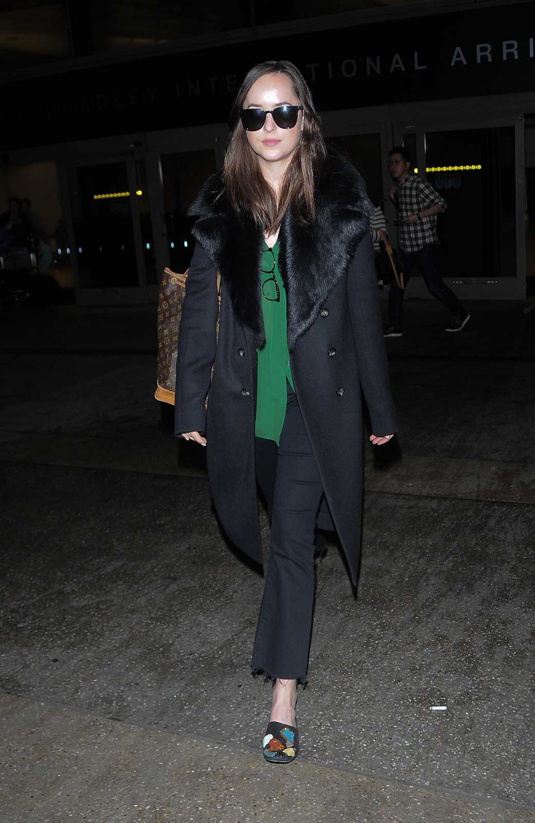 Dakota_Johnson_Arriving_in_Los_Angeles_-_February_2_28629.jpg Dakota_Johnson_Arriving_in_Los_Angeles_-_February_2_28629.jpg