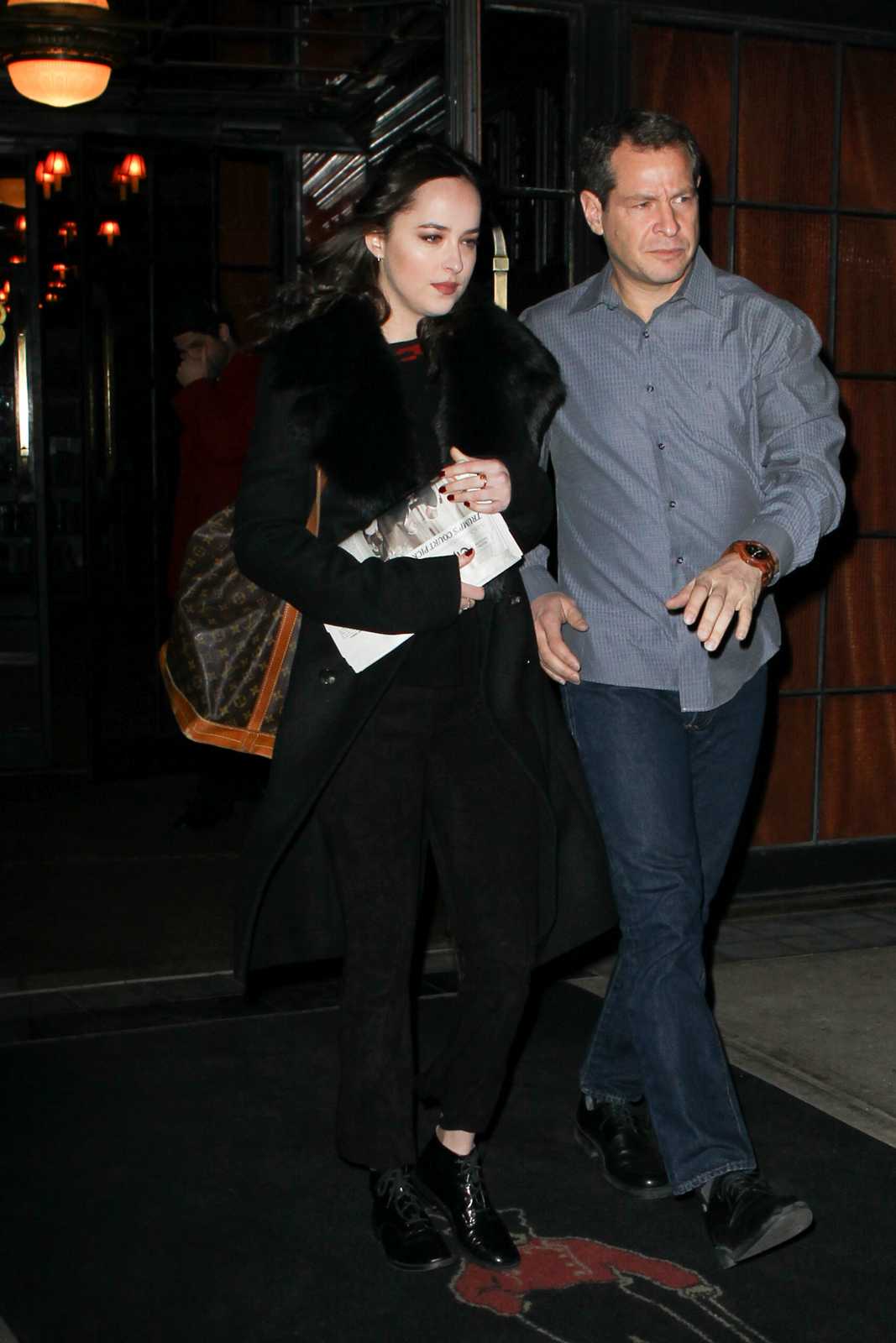 Dakota_Johnson_Leaving_Late_Night_with_Seth_Meyers_Show_-_February_1-01.jpg Dakota_Johnson_Leaving_Late_Night_with_Seth_Meyers_Show_-_February_1-01.jpg