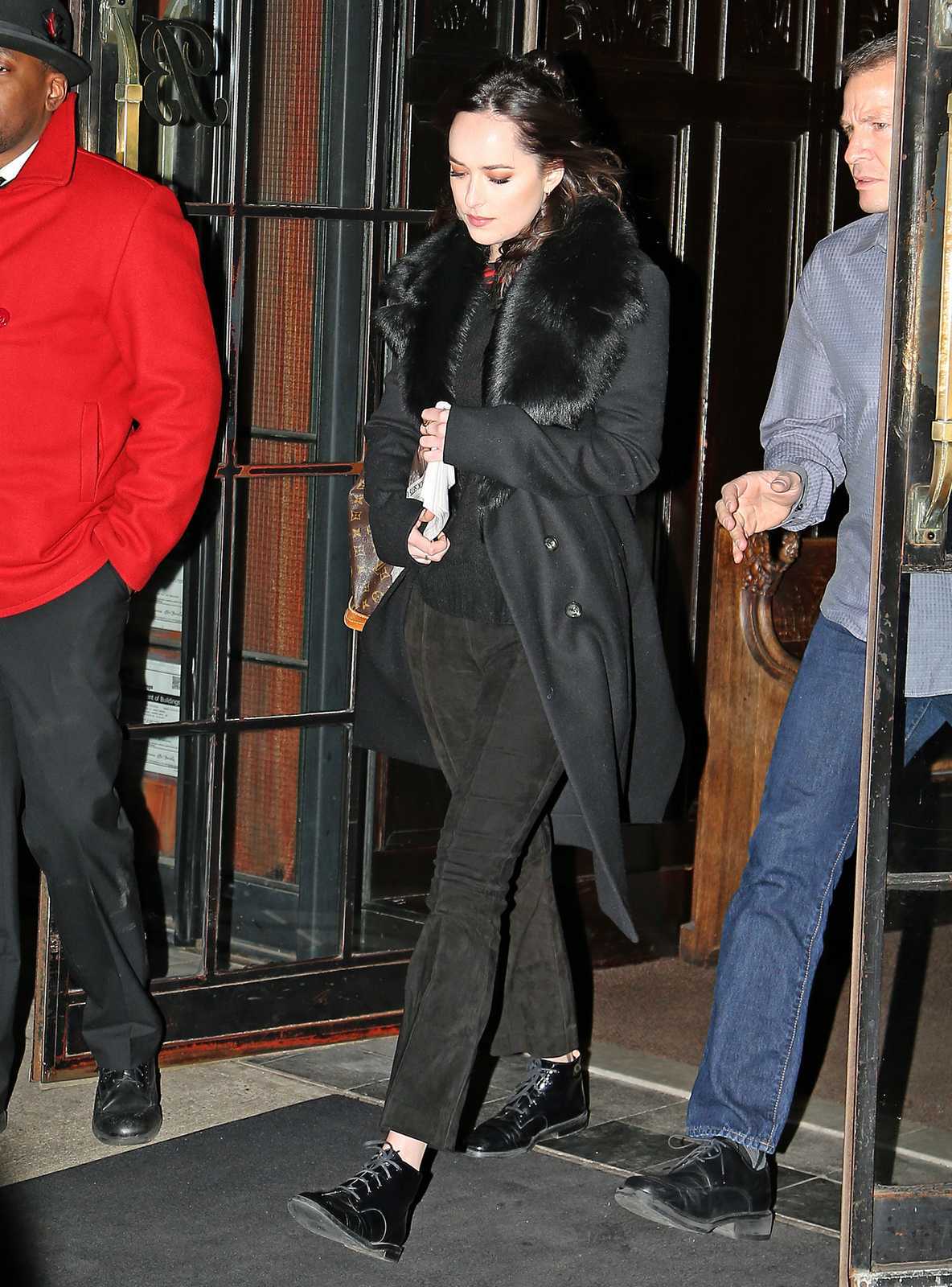 Dakota_Johnson_Leaving_Late_Night_with_Seth_Meyers_Show_-_February_1-04.jpg Dakota_Johnson_Leaving_Late_Night_with_Seth_Meyers_Show_-_February_1-04.jpg