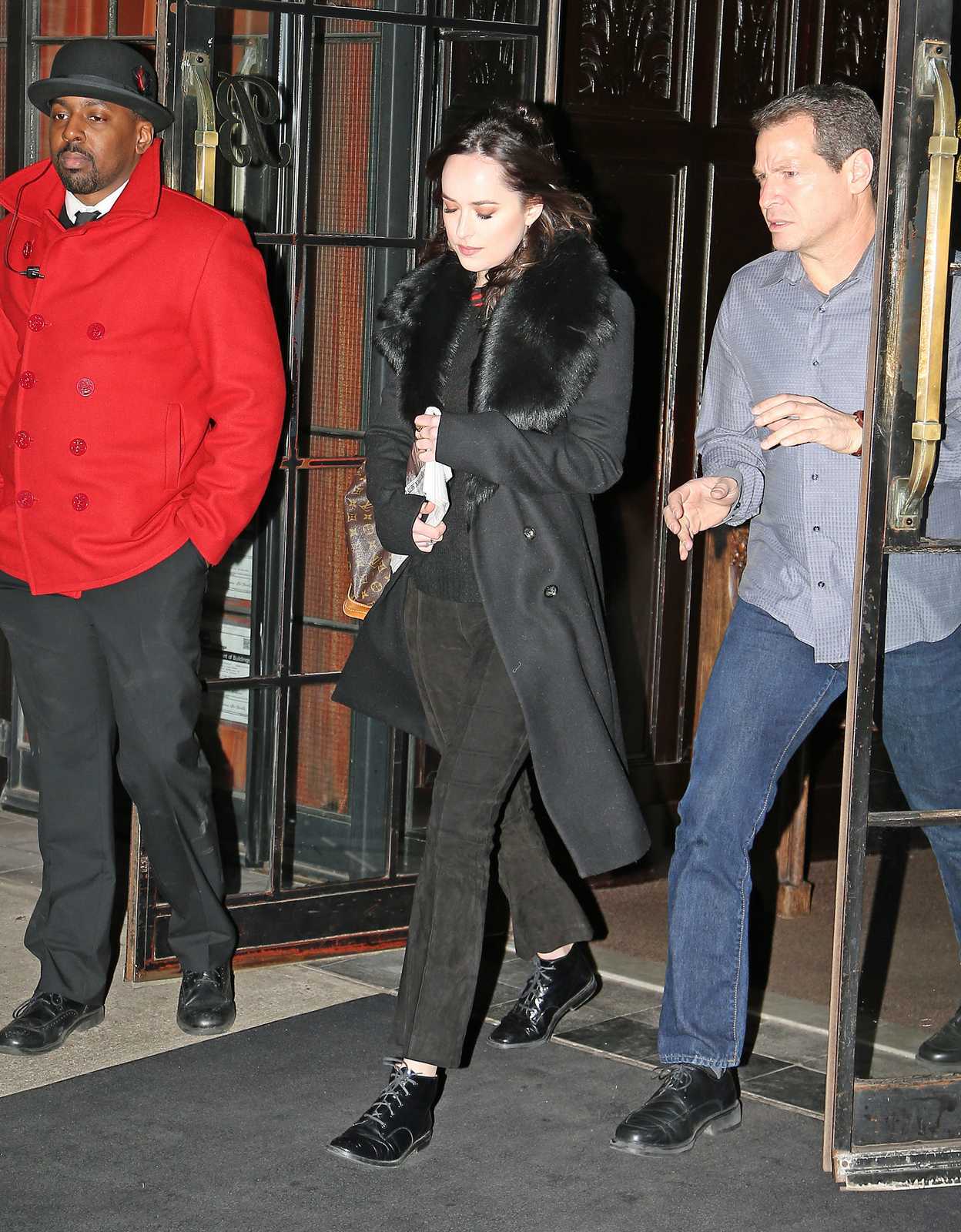 Dakota_Johnson_Leaving_Late_Night_with_Seth_Meyers_Show_-_February_1-06.jpg Dakota_Johnson_Leaving_Late_Night_with_Seth_Meyers_Show_-_February_1-06.jpg