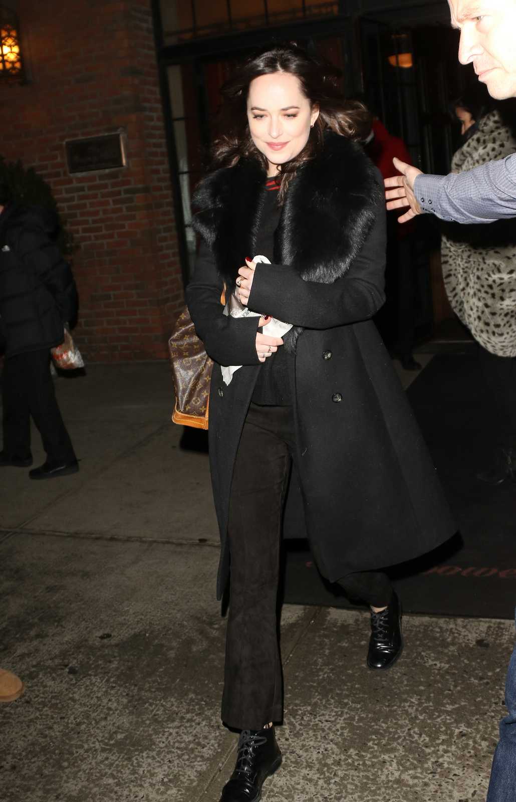 Dakota_Johnson_Leaving_Late_Night_with_Seth_Meyers_Show_-_February_1-11.jpg Dakota_Johnson_Leaving_Late_Night_with_Seth_Meyers_Show_-_February_1-11.jpg