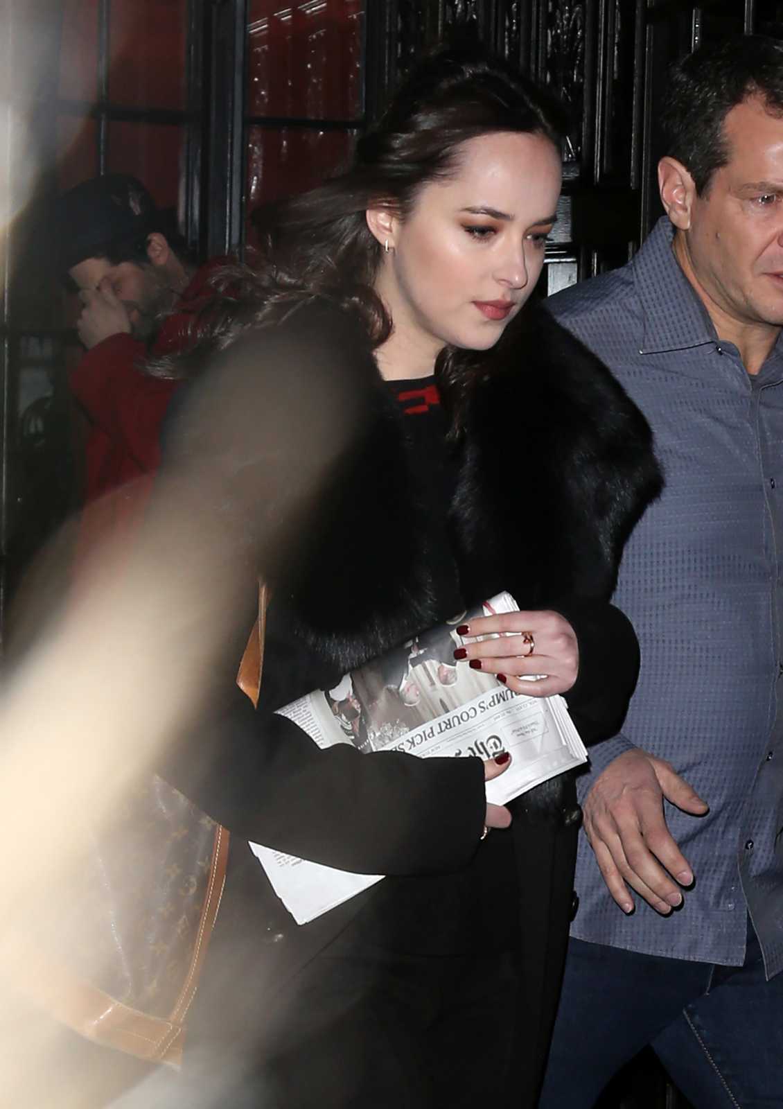 Dakota_Johnson_Leaving_Late_Night_with_Seth_Meyers_Show_-_February_1-14.jpg Dakota_Johnson_Leaving_Late_Night_with_Seth_Meyers_Show_-_February_1-14.jpg