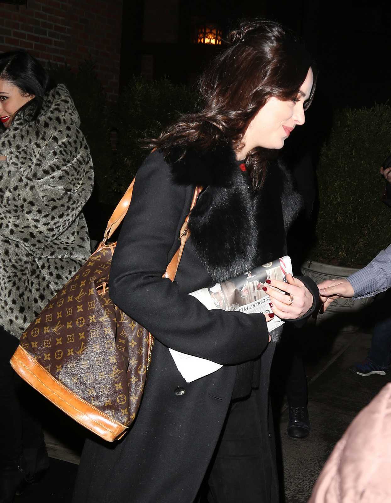 Dakota_Johnson_Leaving_Late_Night_with_Seth_Meyers_Show_-_February_1-17.jpg Dakota_Johnson_Leaving_Late_Night_with_Seth_Meyers_Show_-_February_1-17.jpg