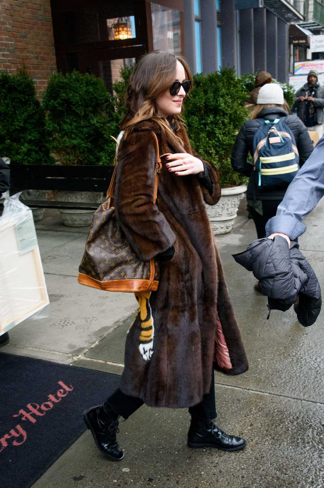Dakota_Johnson_Leaving_THe_Bowery_Hotel_in_NYC_on_January_31-17.jpg Dakota_Johnson_Leaving_THe_Bowery_Hotel_in_NYC_on_January_31-17.jpg