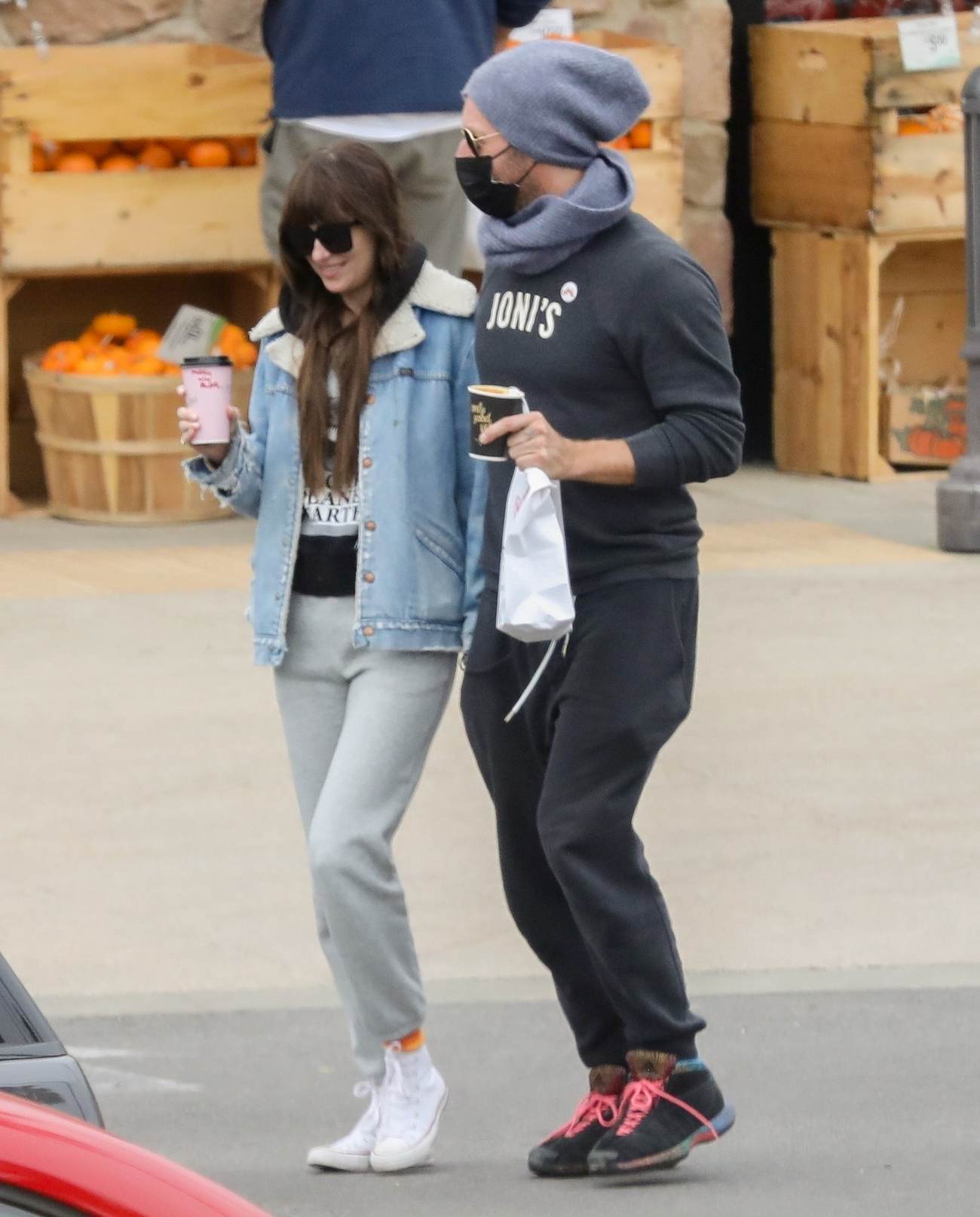 Dakota_Johnson___Chris_Martin_-_Out_in_Malibu_1031202107.jpg