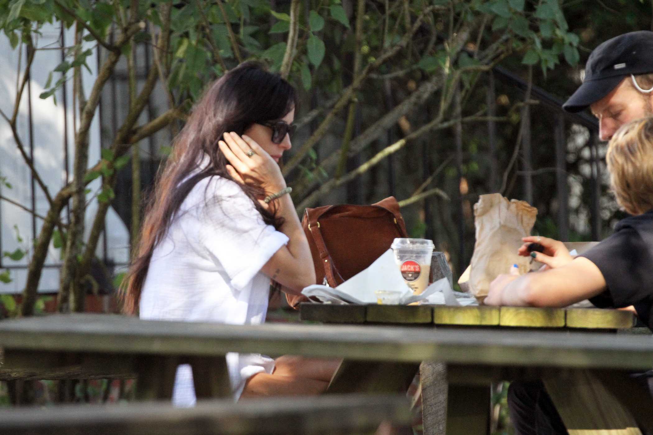 Dakota_Johnson___Chris_Martin_-_Out_in_the_Hamptons_09072020-03.jpg Dakota_Johnson___Chris_Martin_-_Out_in_the_Hamptons_09072020-03.jpg