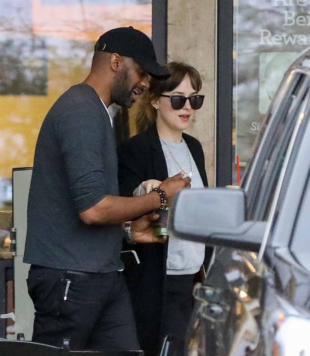 Dakota_Johnson___Chris_Martin_-_Try_to_hide_as_they_pick_up_groceries_together_in_Malibu2C_CA_-_May_2000004.jpg