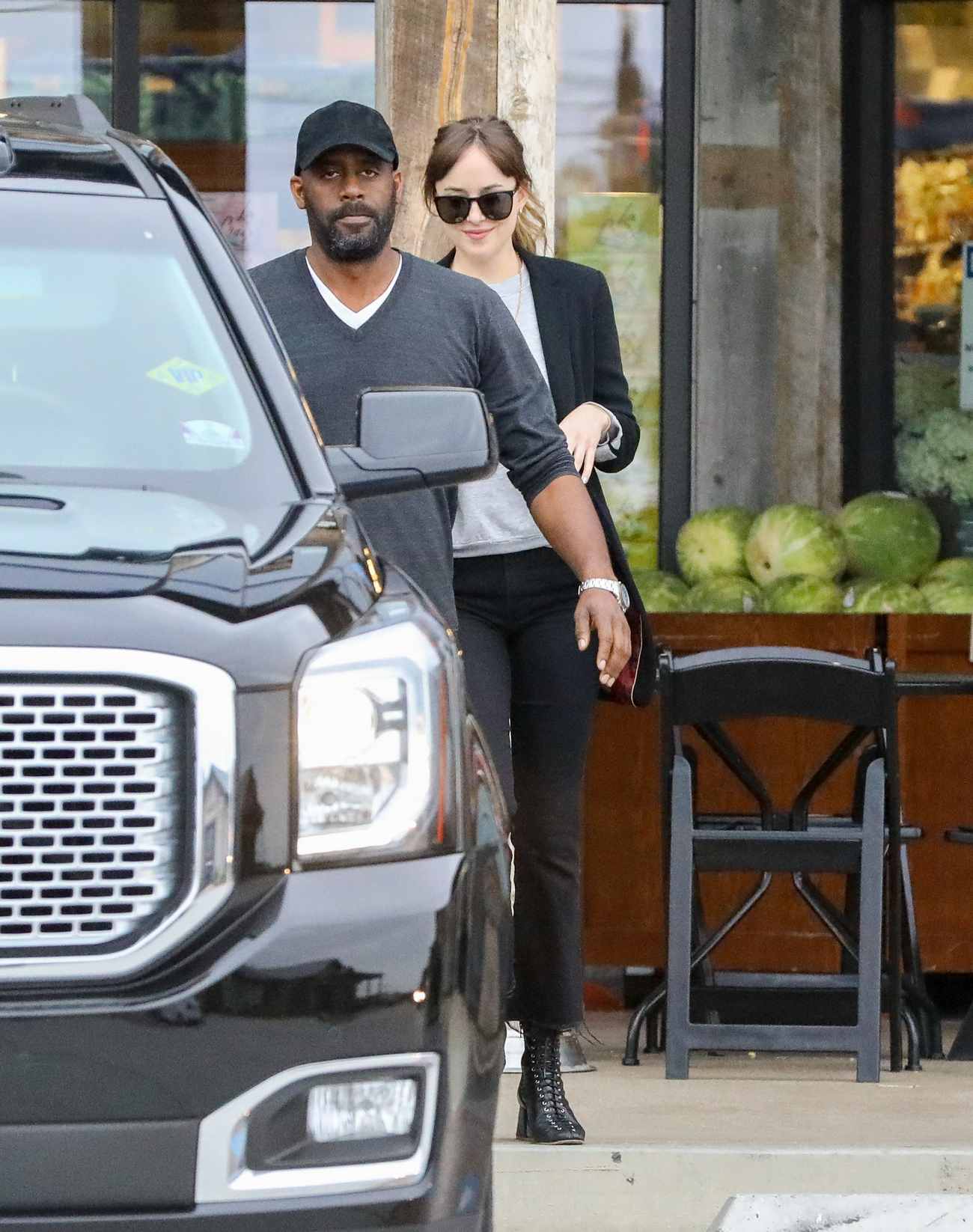 Dakota_Johnson___Chris_Martin_-_Try_to_hide_as_they_pick_up_groceries_together_in_Malibu2C_CA_-_May_2000005.jpg