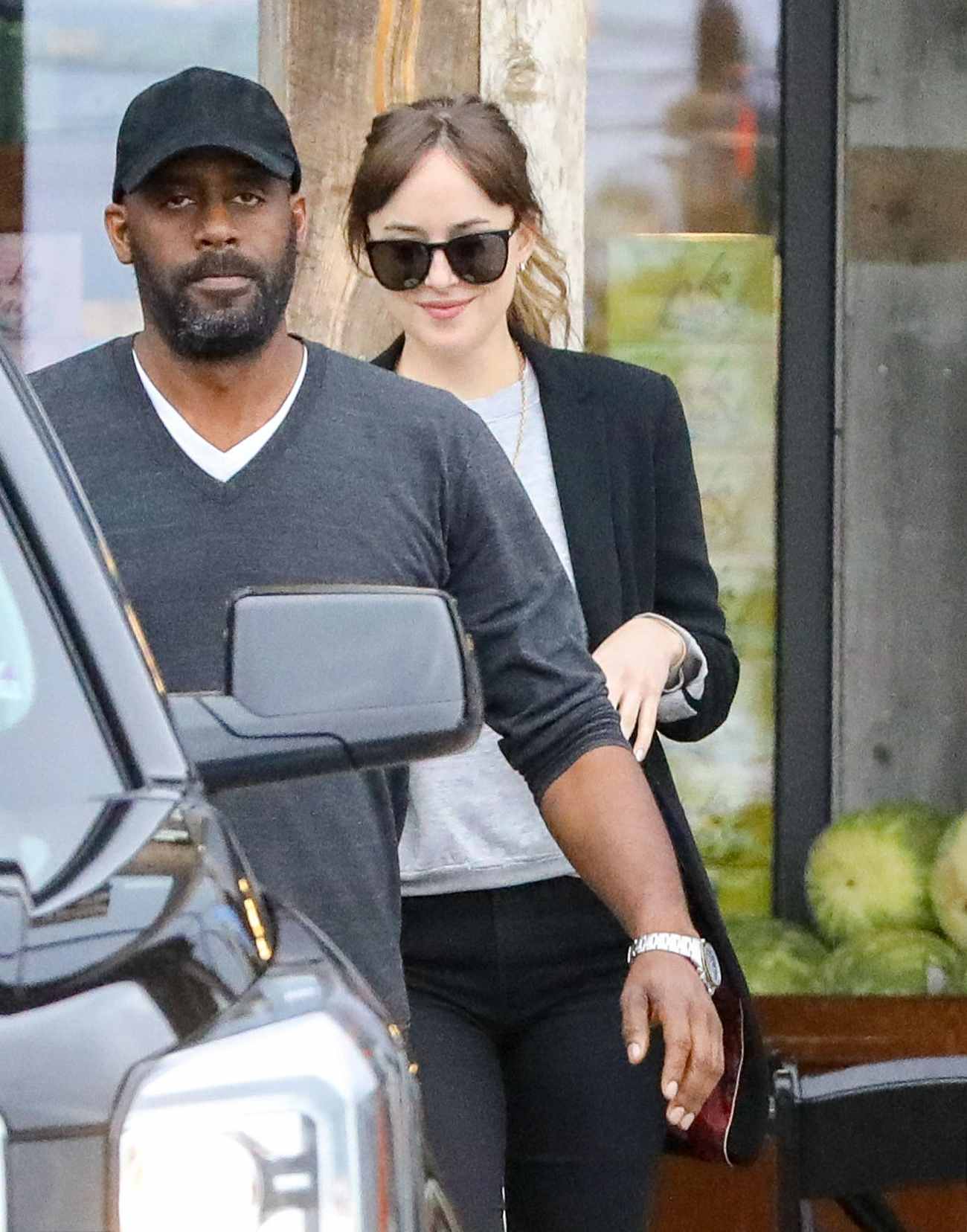 Dakota_Johnson___Chris_Martin_-_Try_to_hide_as_they_pick_up_groceries_together_in_Malibu2C_CA_-_May_2000006.jpg