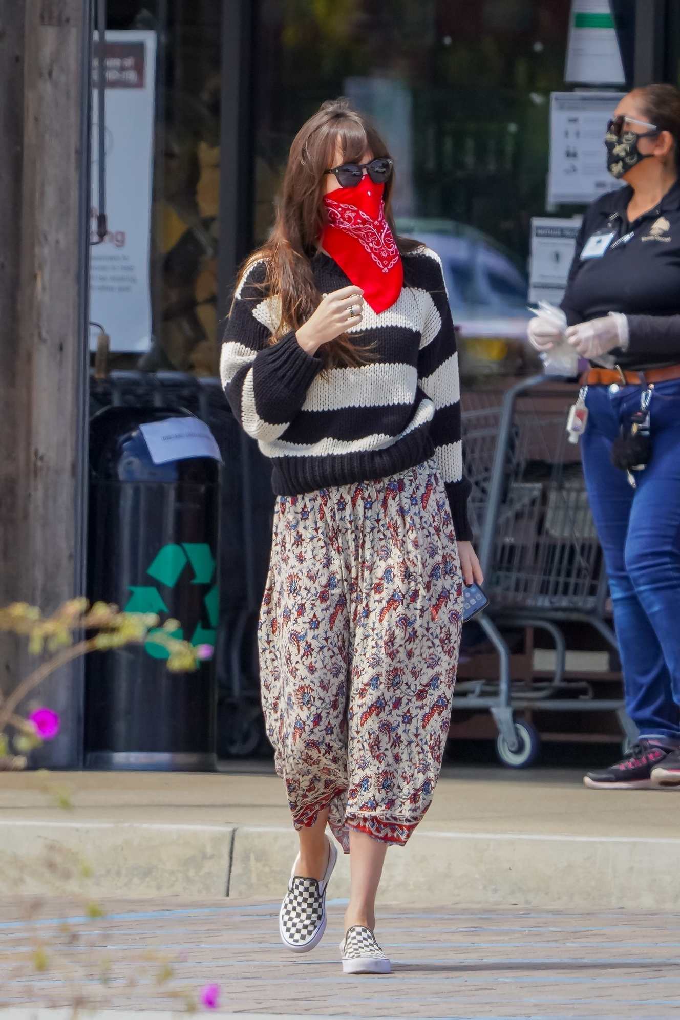 Dakota_Johnson___Chris_Martin_-_grocery_shopping_in_Malibu2C_CA_28June_282C_202029-02.jpg Dakota_Johnson___Chris_Martin_-_grocery_shopping_in_Malibu2C_CA_28June_282C_202029-02.jpg