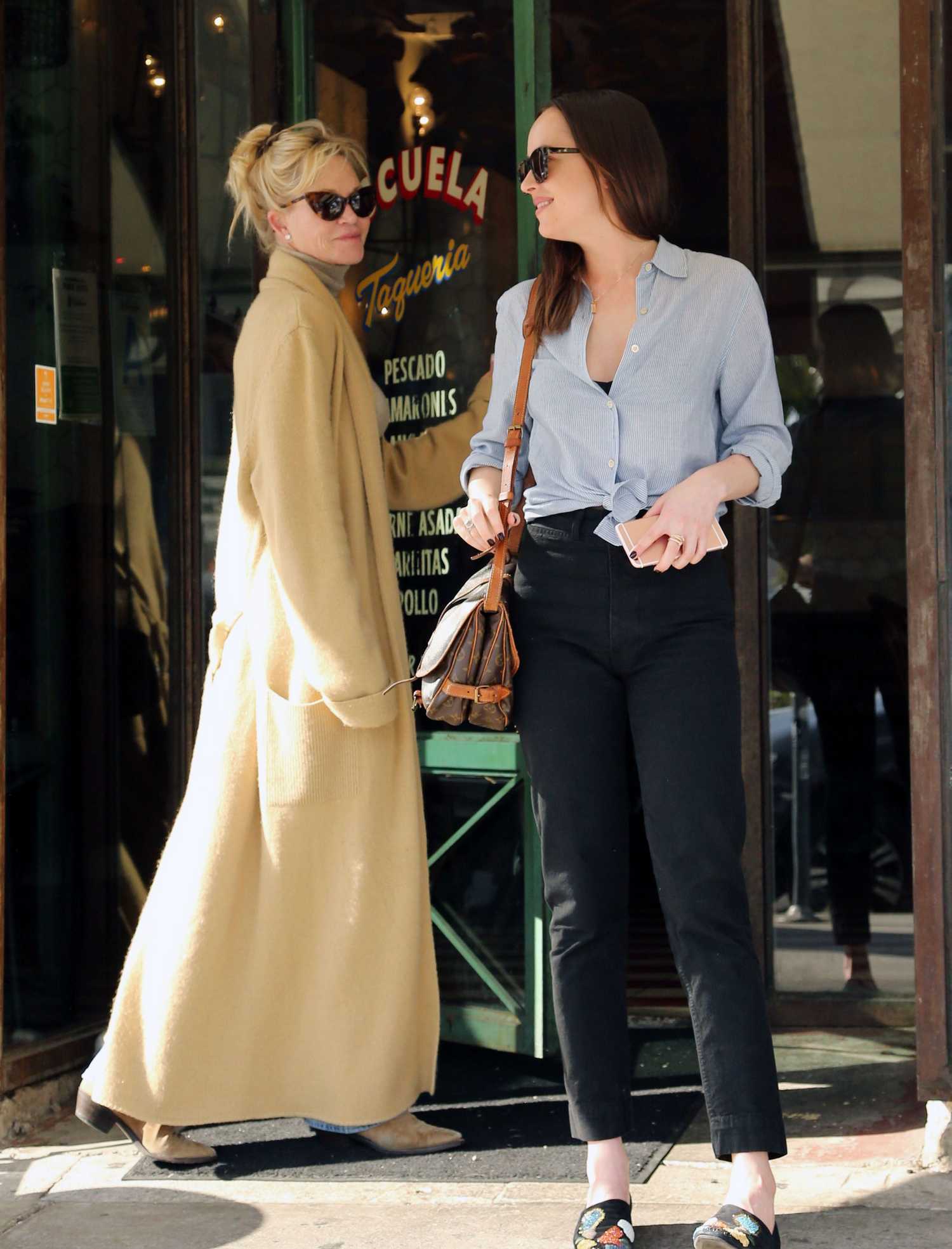 Dakota_Johnson___Melanie_Griffith_-_Escuela_Taqueria_in_Los_Angeles_on_March_20-09.jpg Dakota_Johnson___Melanie_Griffith_-_Escuela_Taqueria_in_Los_Angeles_on_March_20-09.jpg