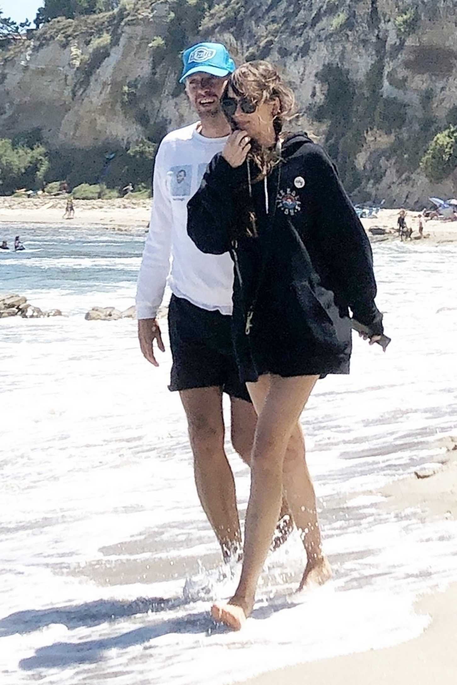 Dakota_Johnson_and_Chris_Martin_-_Enjoying_a_day_at_the_beach_in_Malibu_-_June_132C_2020-01.jpg