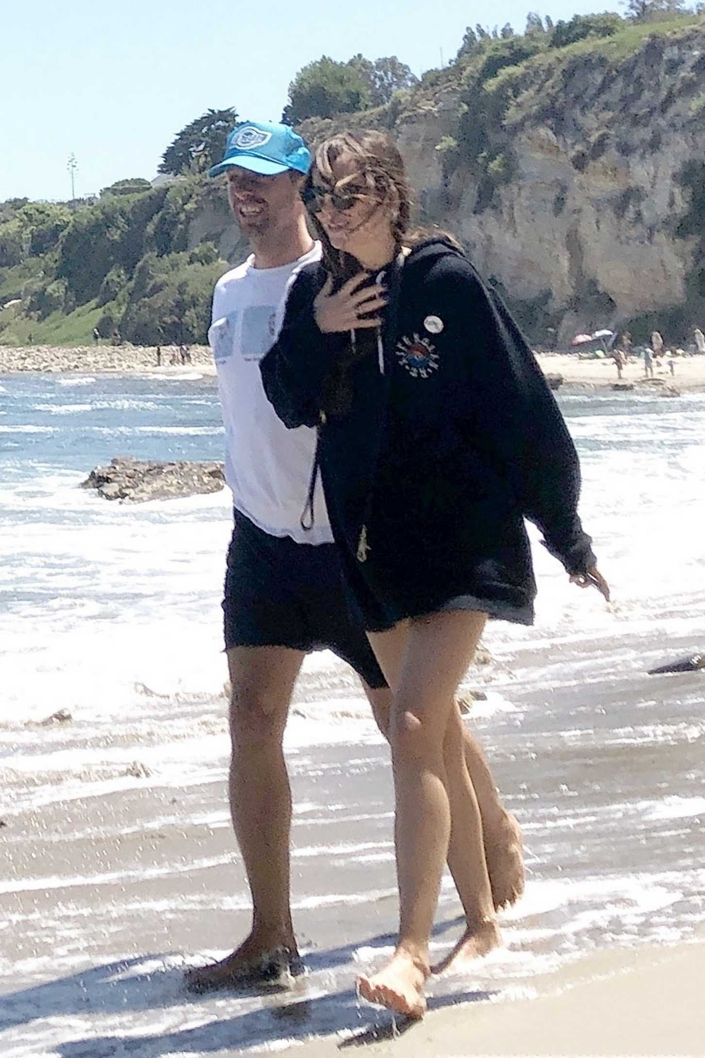 Dakota_Johnson_and_Chris_Martin_-_Enjoying_a_day_at_the_beach_in_Malibu_-_June_132C_2020-02.jpg