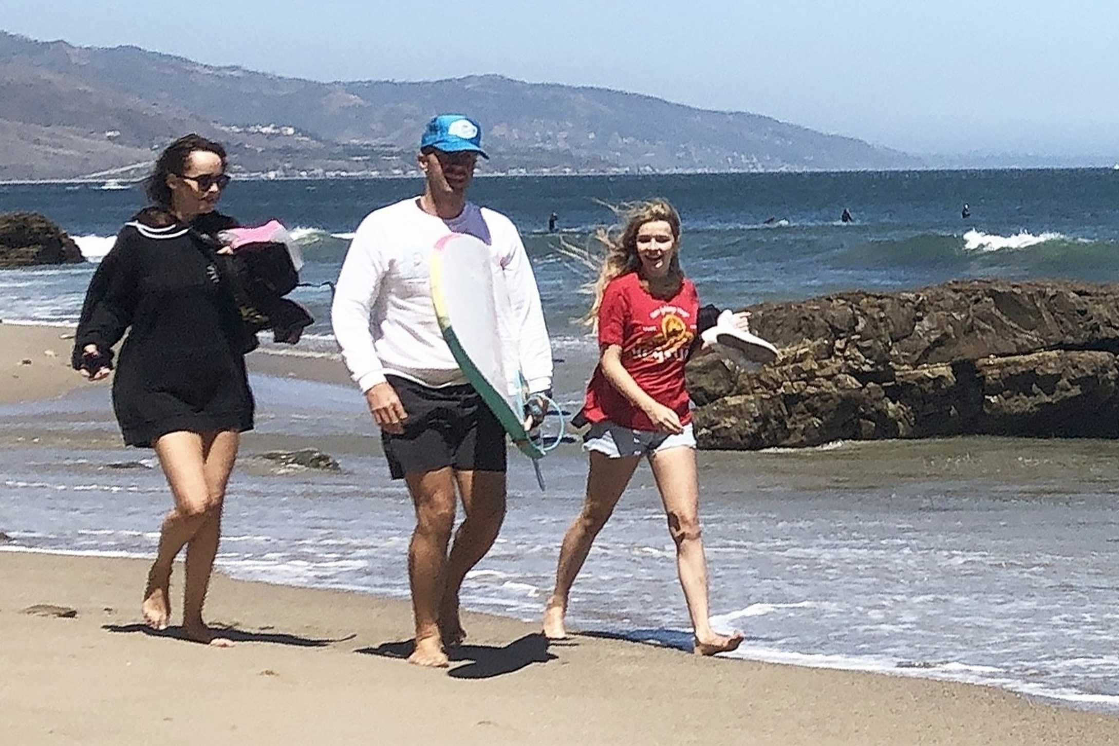 Dakota_Johnson_and_Chris_Martin_-_Enjoying_a_day_at_the_beach_in_Malibu_-_June_132C_2020-03.jpg