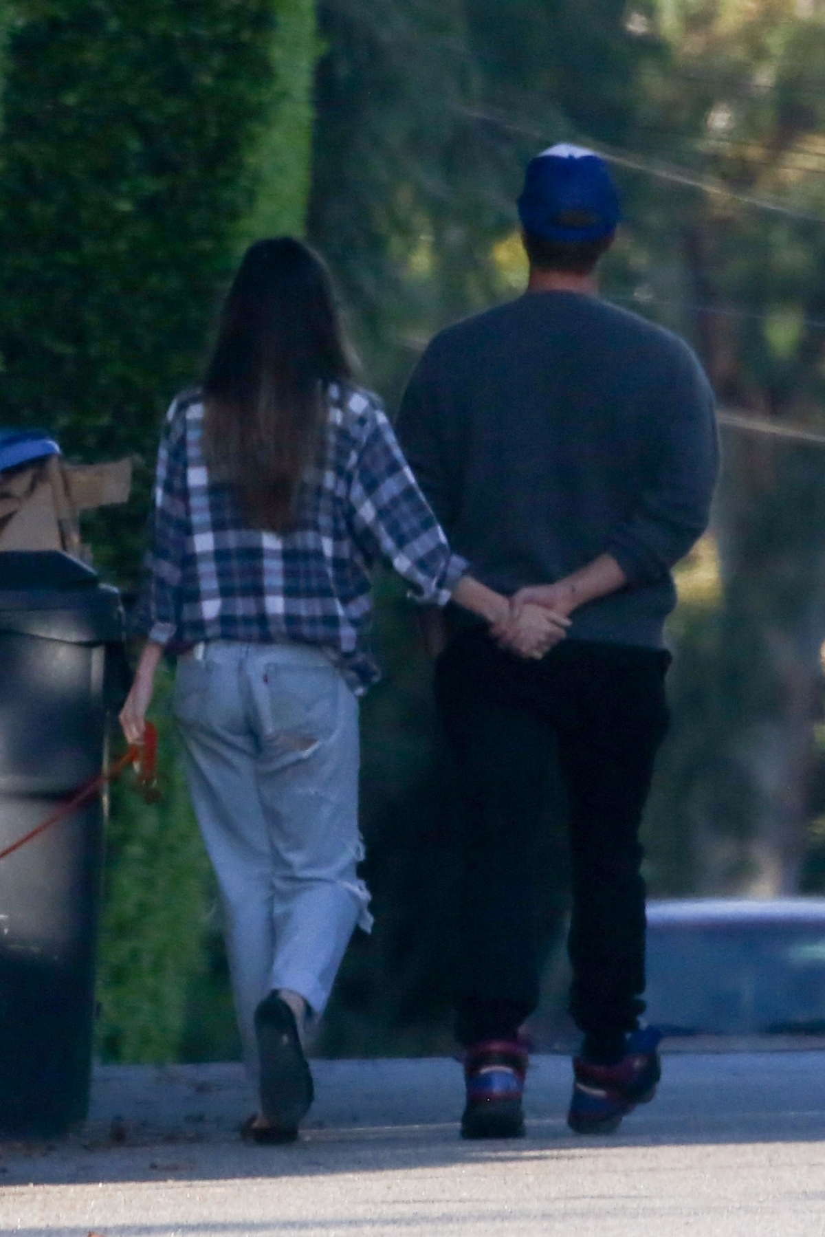 Dakota_Johnson_and_Chris_Martin_ending_the_weekend_with_a_stroll_in_Malibu_-_June_2400001.jpg Dakota_Johnson_and_Chris_Martin_ending_the_weekend_with_a_stroll_in_Malibu_-_June_2400001.jpg