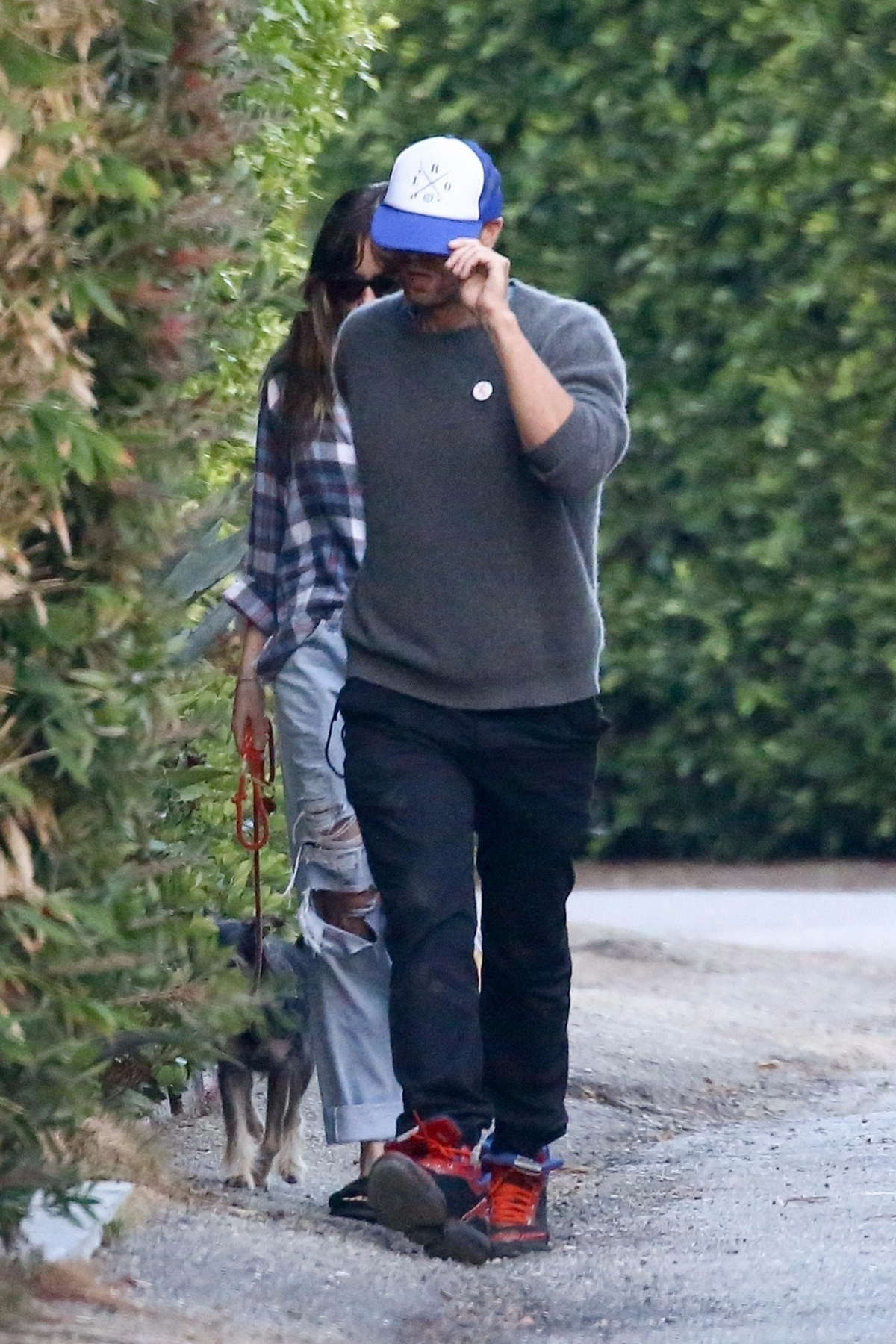 Dakota_Johnson_and_Chris_Martin_ending_the_weekend_with_a_stroll_in_Malibu_-_June_2400002.jpg