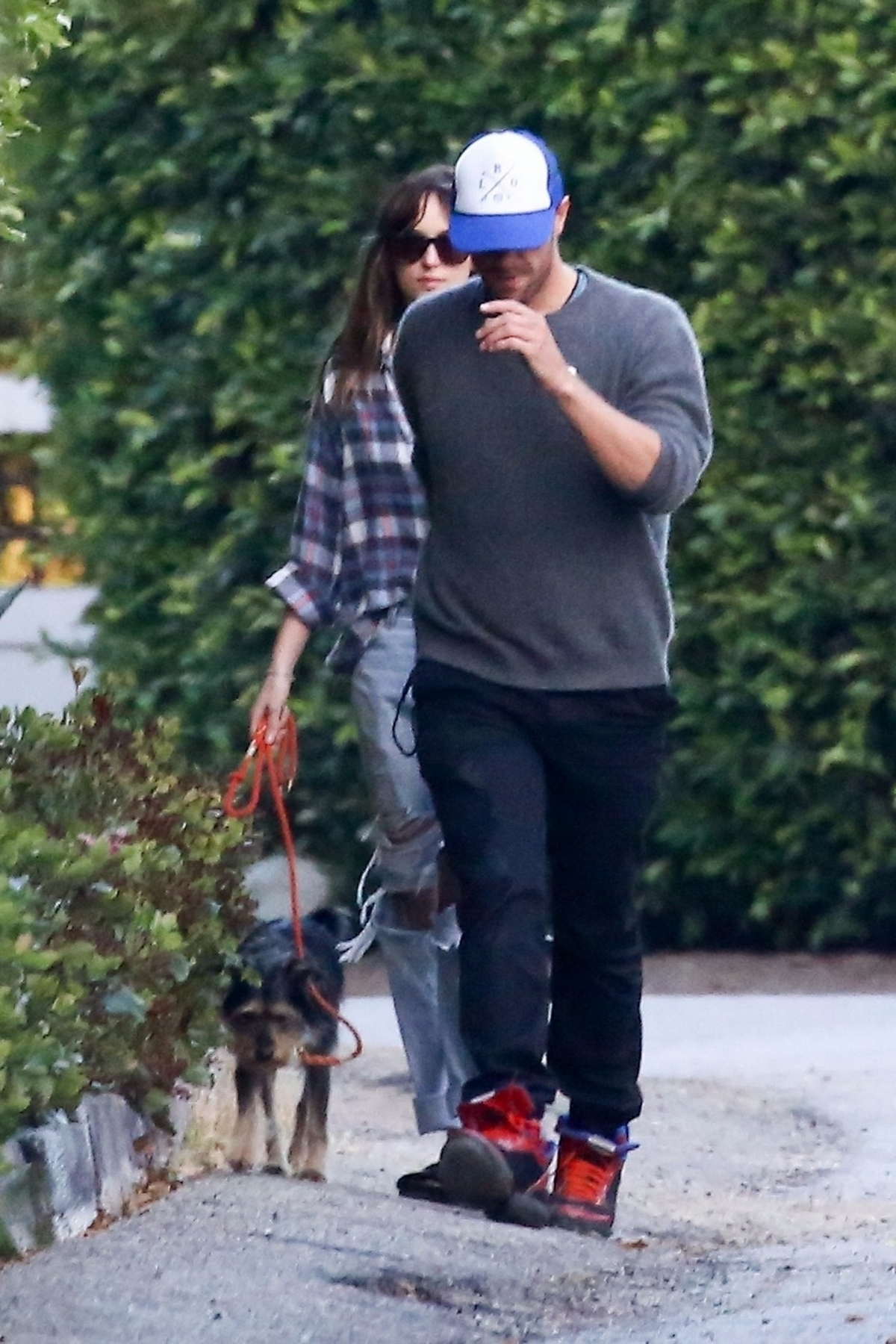 Dakota_Johnson_and_Chris_Martin_ending_the_weekend_with_a_stroll_in_Malibu_-_June_2400003.jpg Dakota_Johnson_and_Chris_Martin_ending_the_weekend_with_a_stroll_in_Malibu_-_June_2400003.jpg