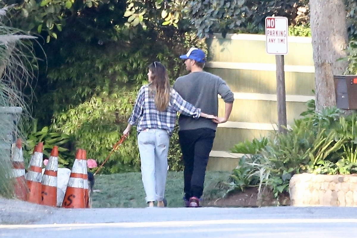 Dakota_Johnson_and_Chris_Martin_ending_the_weekend_with_a_stroll_in_Malibu_-_June_2400004.jpg