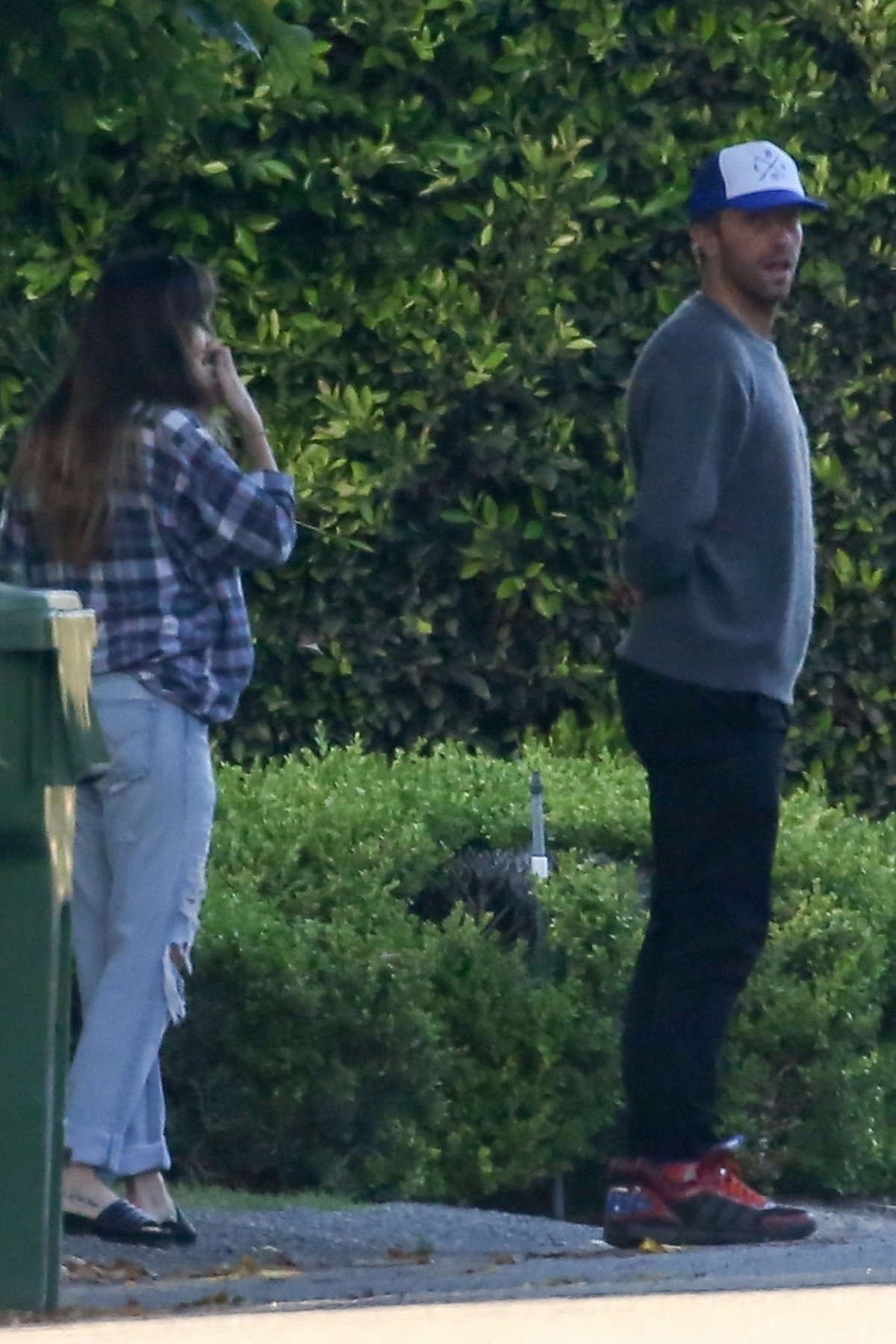 Dakota_Johnson_and_Chris_Martin_ending_the_weekend_with_a_stroll_in_Malibu_-_June_2400005.jpg Dakota_Johnson_and_Chris_Martin_ending_the_weekend_with_a_stroll_in_Malibu_-_June_2400005.jpg