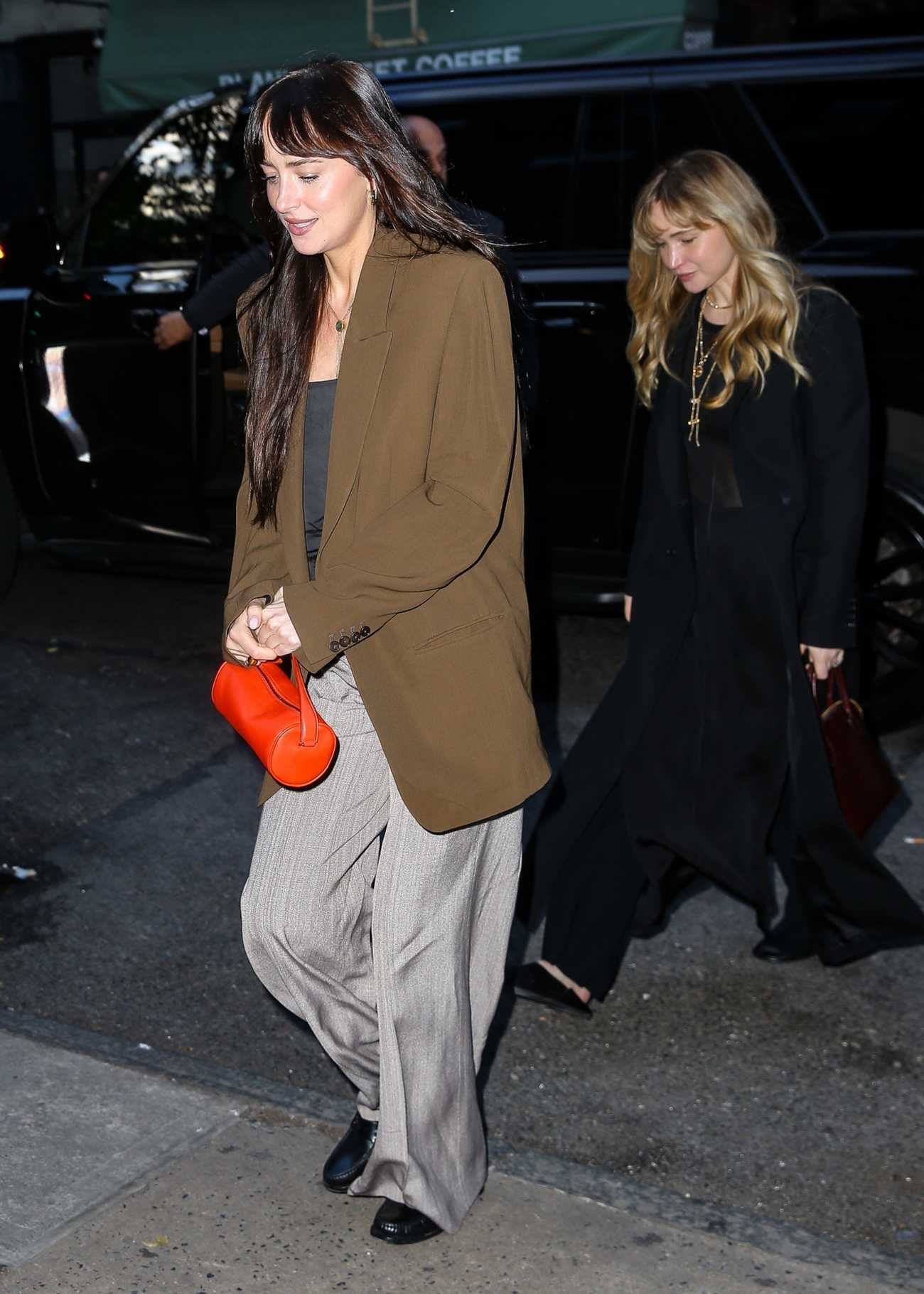 Dakota_Johnson_and_Jennifer_Lawrence_-_Out_for_dinner_in_New_York_City_-_June_12C_2025_03.jpg Dakota_Johnson_and_Jennifer_Lawrence_-_Out_for_dinner_in_New_York_City_-_June_12C_2025_03.jpg