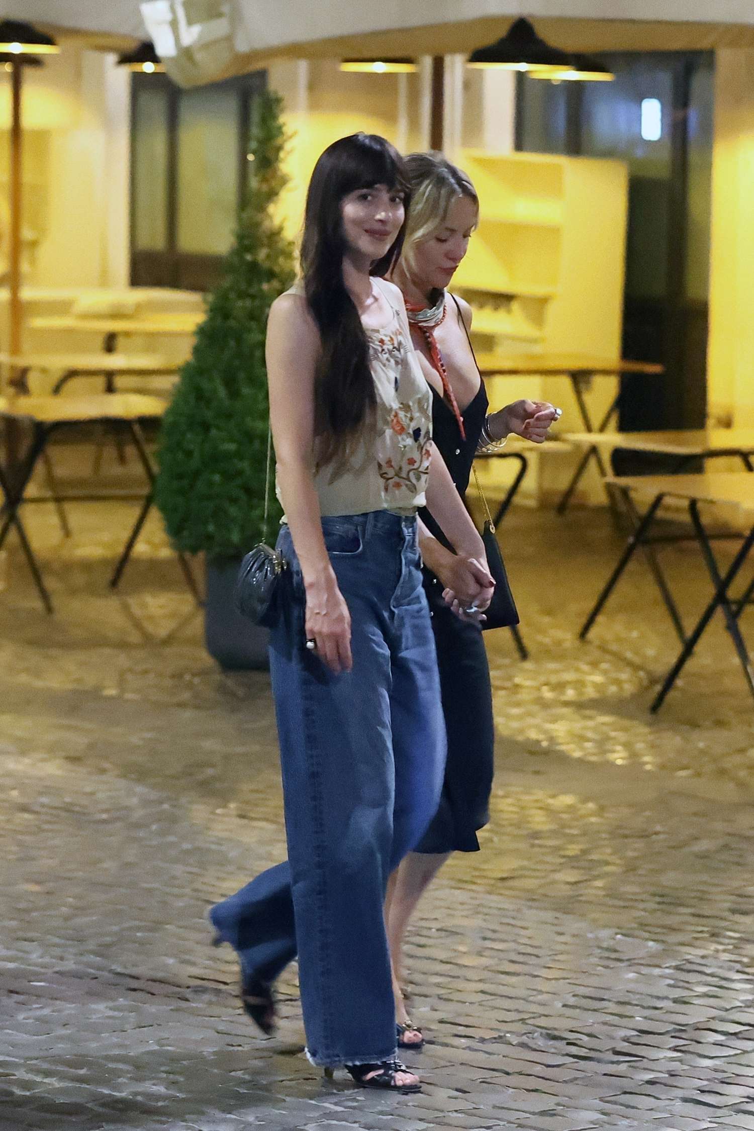 Dakota_Johnson_and_Kate_Hudson_-_Out_to_dinner_at_Pierluigi_in_Rome2C_Italy_-_June_282C_2025_03.jpg