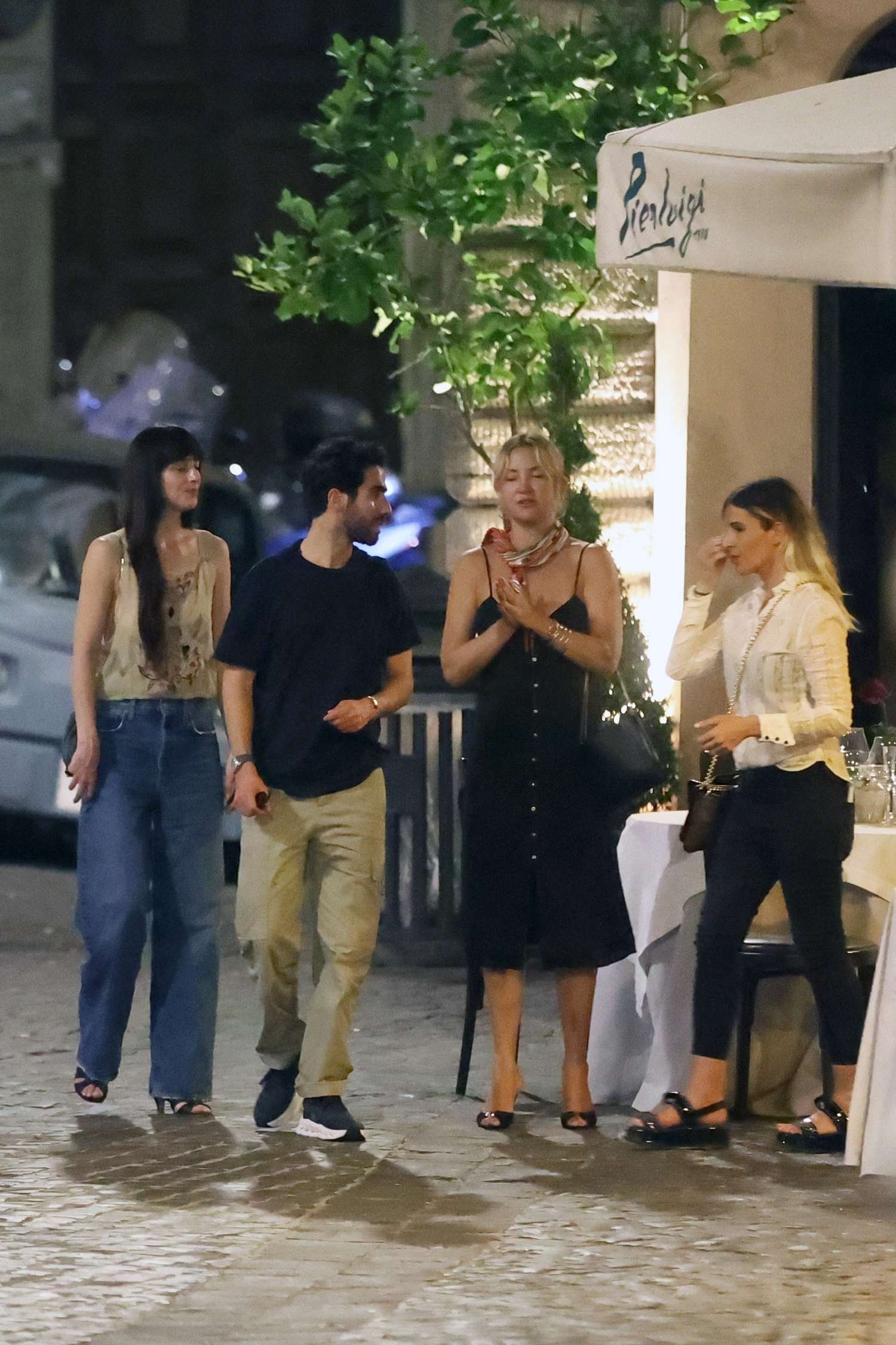 Dakota_Johnson_and_Kate_Hudson_-_Out_to_dinner_at_Pierluigi_in_Rome2C_Italy_-_June_282C_2025_04.jpg