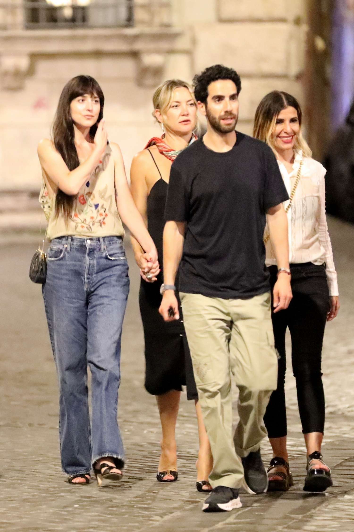 Dakota_Johnson_and_Kate_Hudson_-_Out_to_dinner_at_Pierluigi_in_Rome2C_Italy_-_June_282C_2025_05.jpg Dakota_Johnson_and_Kate_Hudson_-_Out_to_dinner_at_Pierluigi_in_Rome2C_Italy_-_June_282C_2025_05.jpg