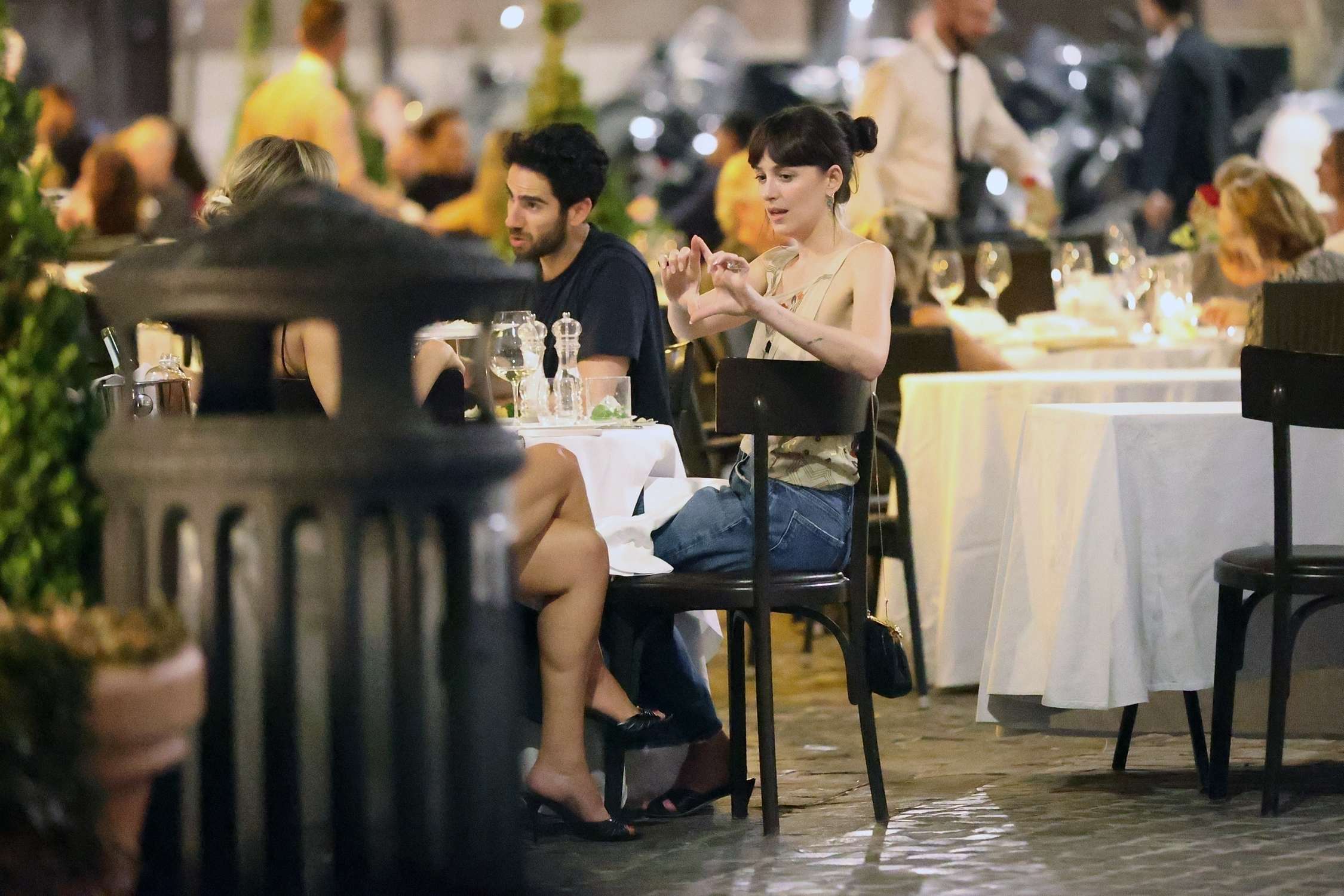 Dakota_Johnson_and_Kate_Hudson_-_Out_to_dinner_at_Pierluigi_in_Rome2C_Italy_-_June_282C_2025_07.jpg Dakota_Johnson_and_Kate_Hudson_-_Out_to_dinner_at_Pierluigi_in_Rome2C_Italy_-_June_282C_2025_07.jpg