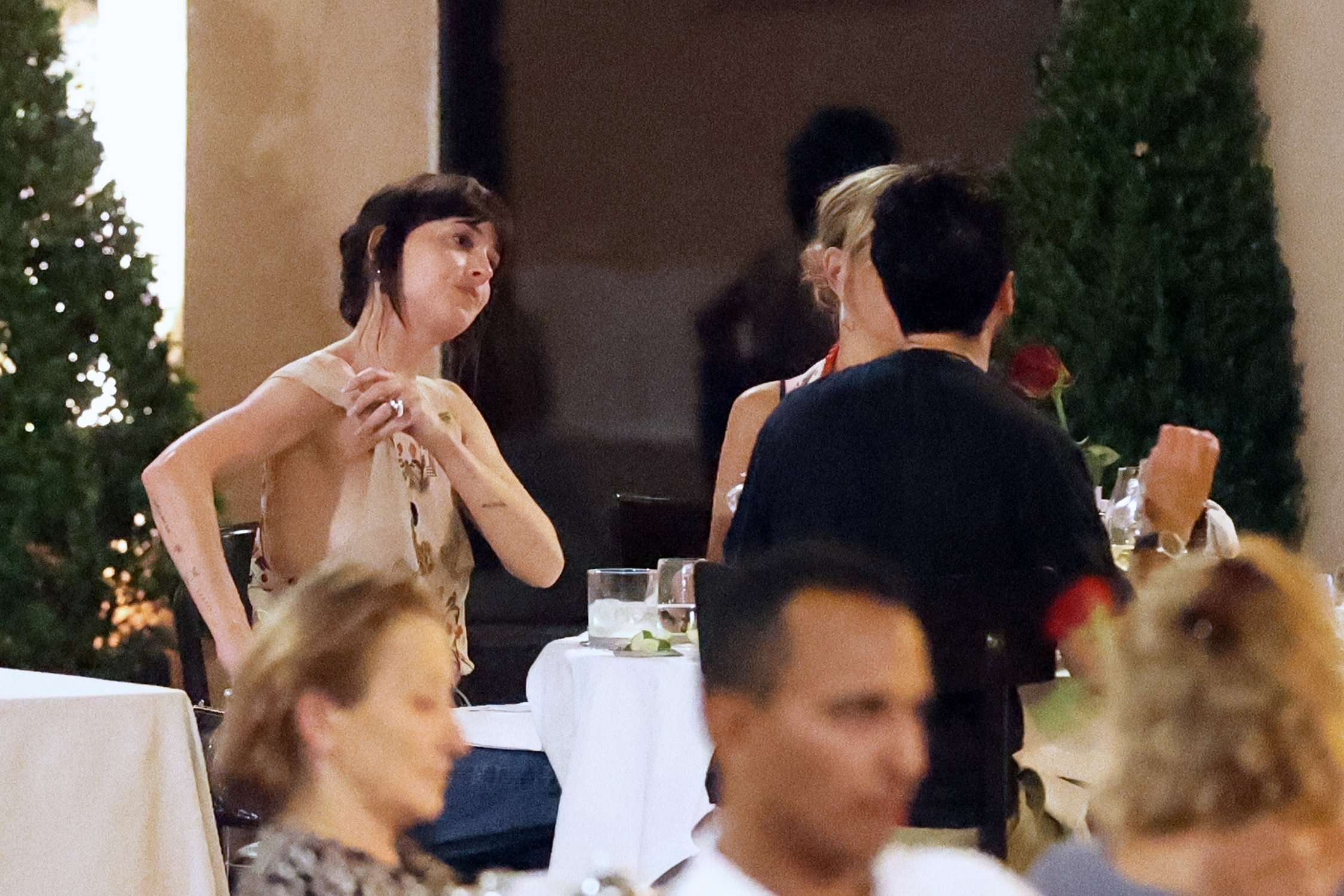 Dakota_Johnson_and_Kate_Hudson_-_Out_to_dinner_at_Pierluigi_in_Rome2C_Italy_-_June_282C_2025_08.jpg Dakota_Johnson_and_Kate_Hudson_-_Out_to_dinner_at_Pierluigi_in_Rome2C_Italy_-_June_282C_2025_08.jpg