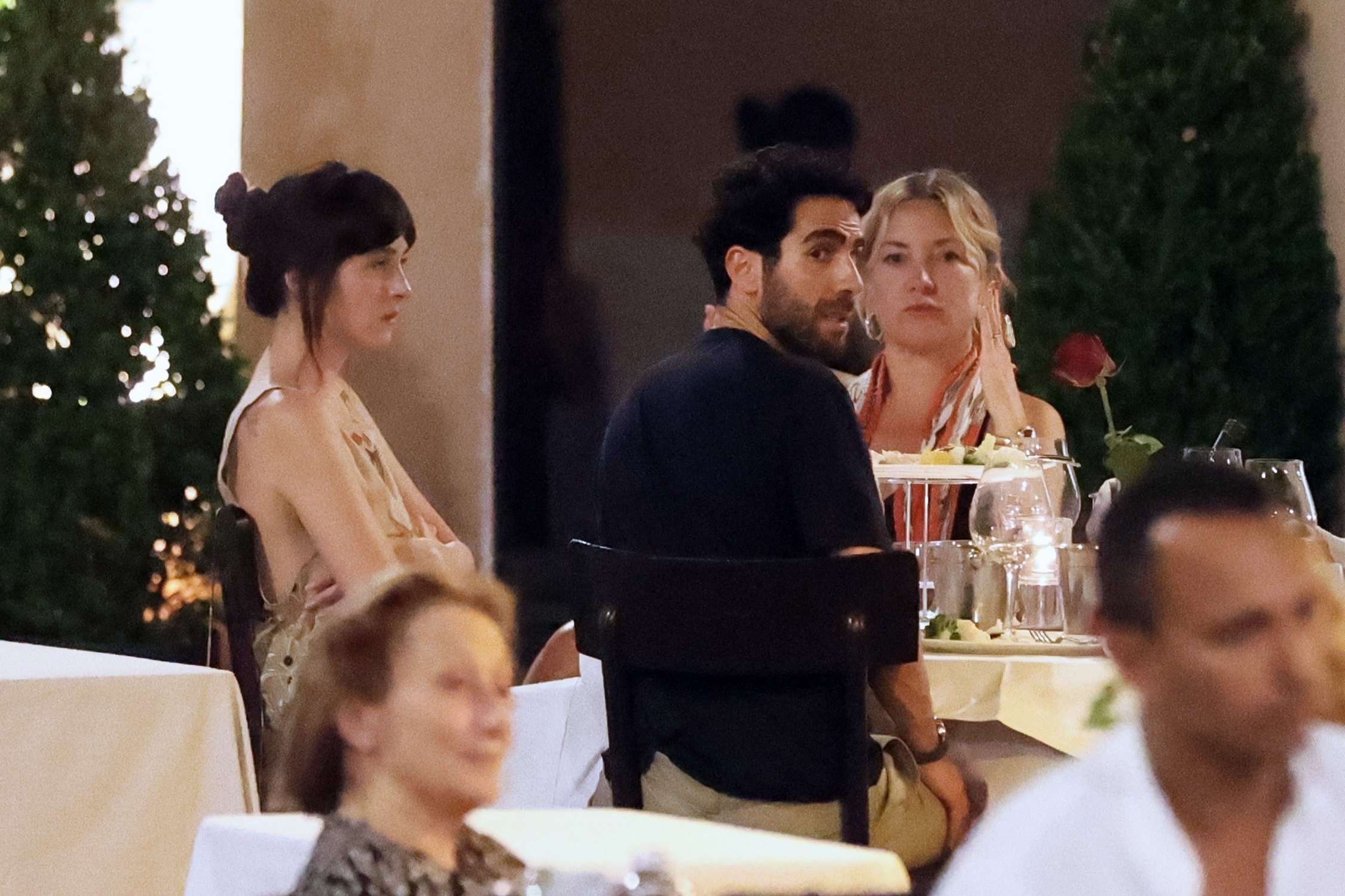 Dakota_Johnson_and_Kate_Hudson_-_Out_to_dinner_at_Pierluigi_in_Rome2C_Italy_-_June_282C_2025_10.jpg