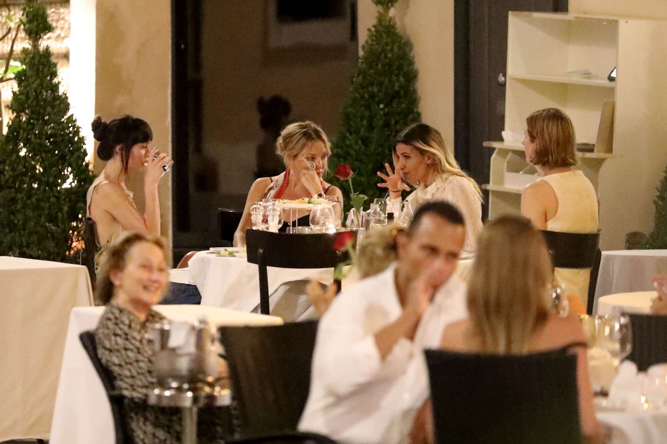 Dakota_Johnson_and_Kate_Hudson_-_Out_to_dinner_at_Pierluigi_in_Rome2C_Italy_-_June_282C_2025_12.jpg