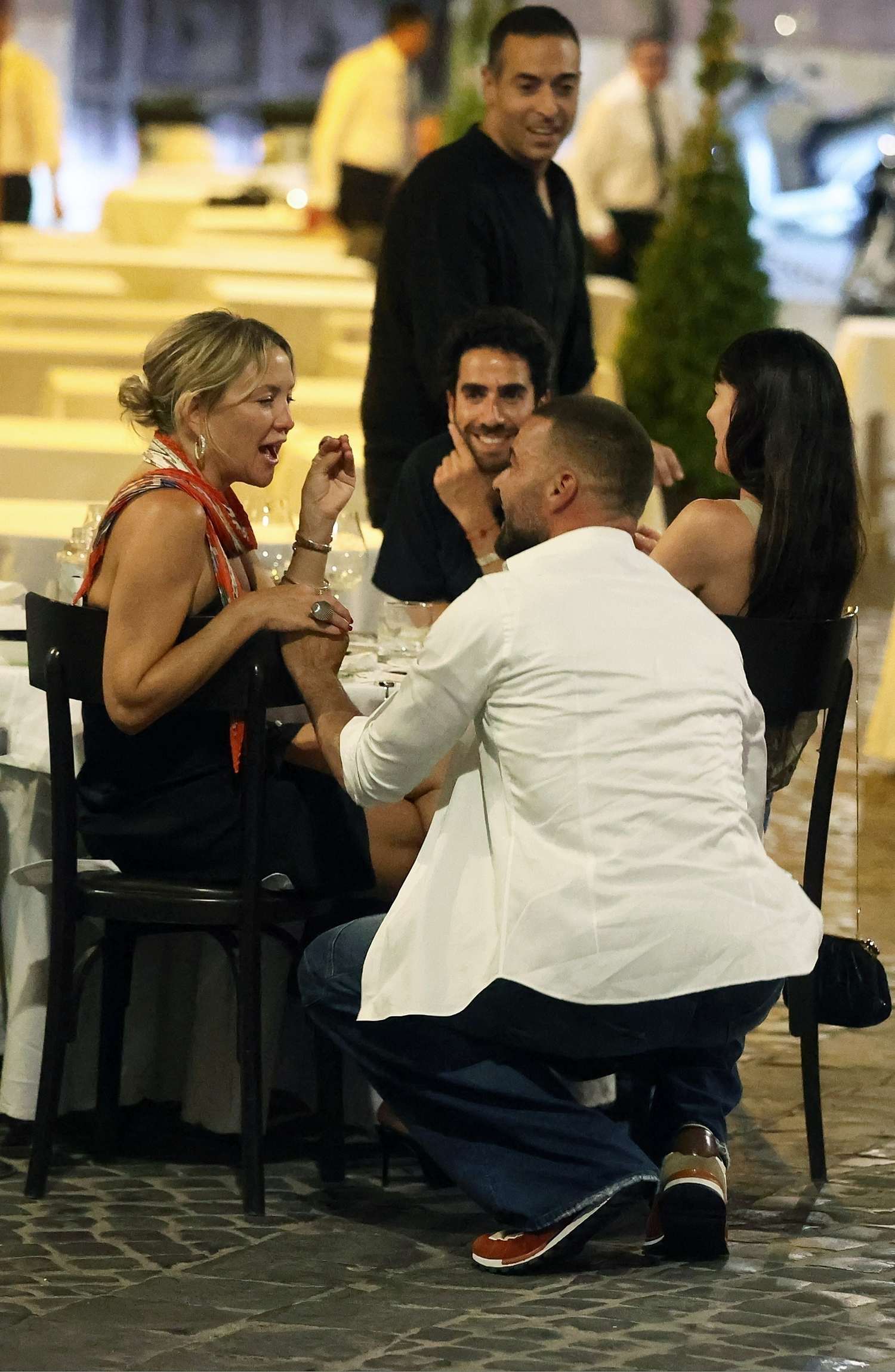 Dakota_Johnson_and_Kate_Hudson_-_Out_to_dinner_at_Pierluigi_in_Rome2C_Italy_-_June_282C_2025_18.jpg