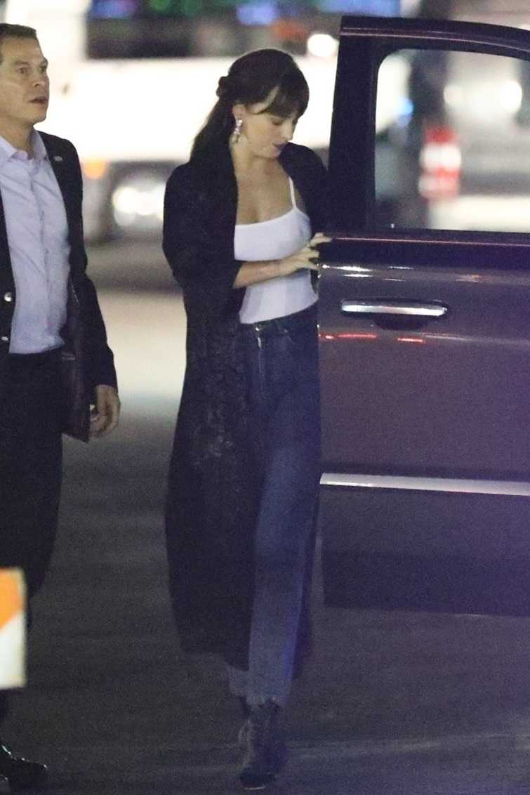 Dakota_Johnson_arriving_at_Jay-Z_and_Beyonce_s_concert_in_Pasadena2C_September_23rd2C_2018-05.jpg Dakota_Johnson_arriving_at_Jay-Z_and_Beyonce_s_concert_in_Pasadena2C_September_23rd2C_2018-05.jpg