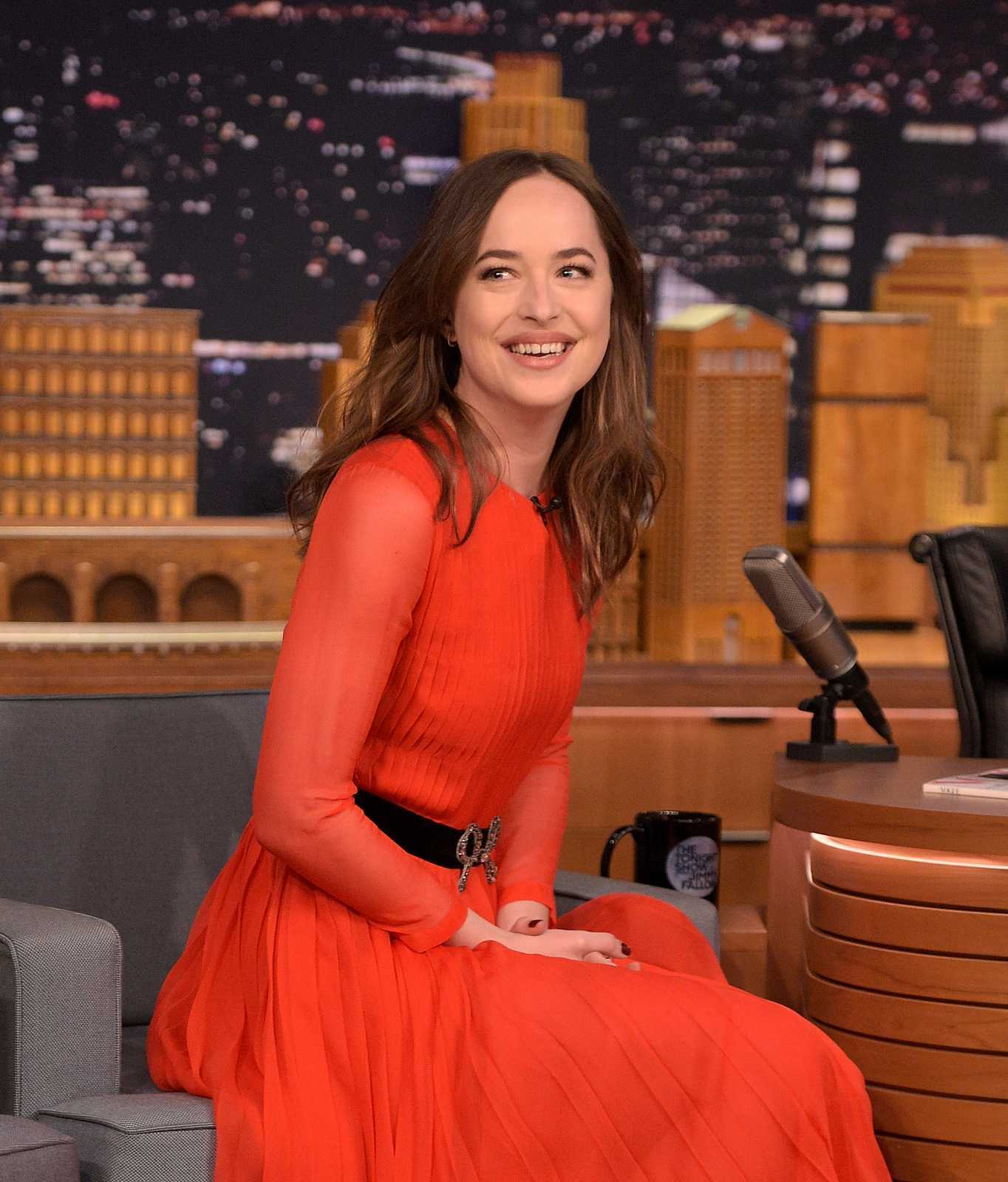 Dakota_Johnson_on_Tonight_Show_with_Jimmy_Fallon_Stills_-_January_312C_2017-07.jpg