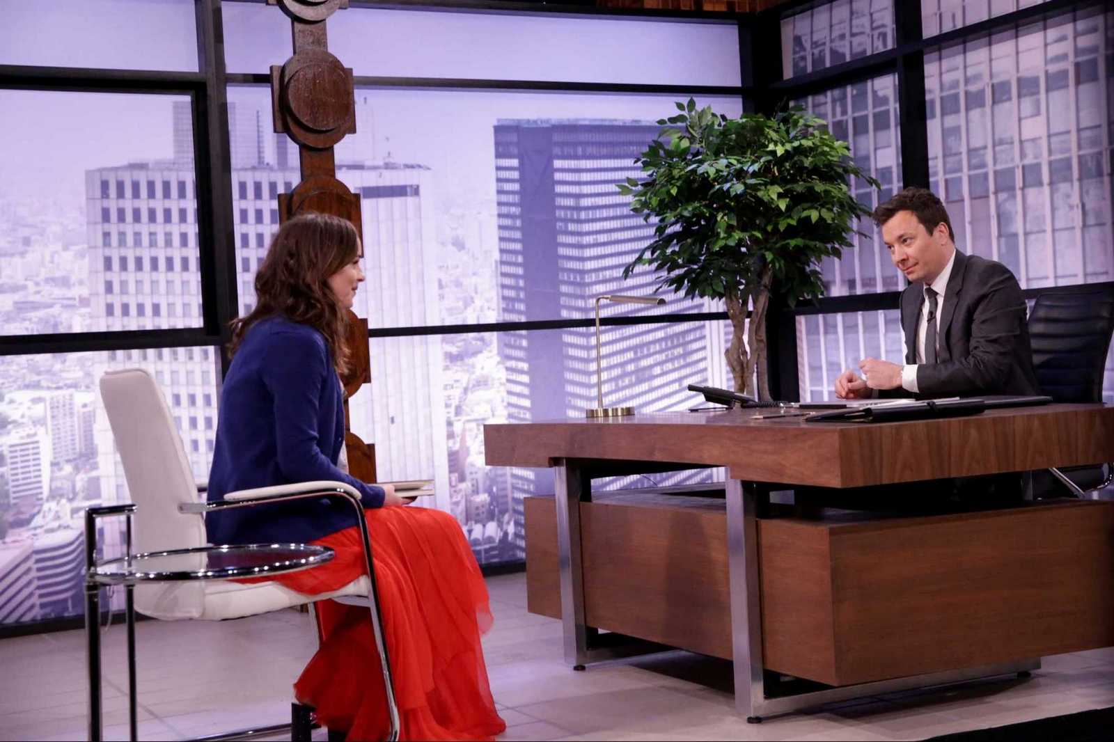 Dakota_Johnson_on_Tonight_Show_with_Jimmy_Fallon_Stills_-_January_312C_2017-08.jpg