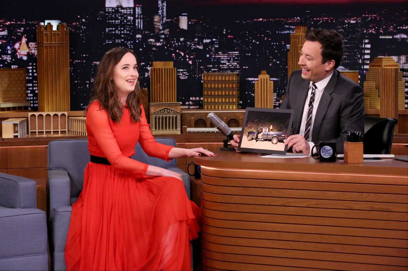 Dakota_Johnson_on_Tonight_Show_with_Jimmy_Fallon_Stills_-_January_312C_2017-11.jpg