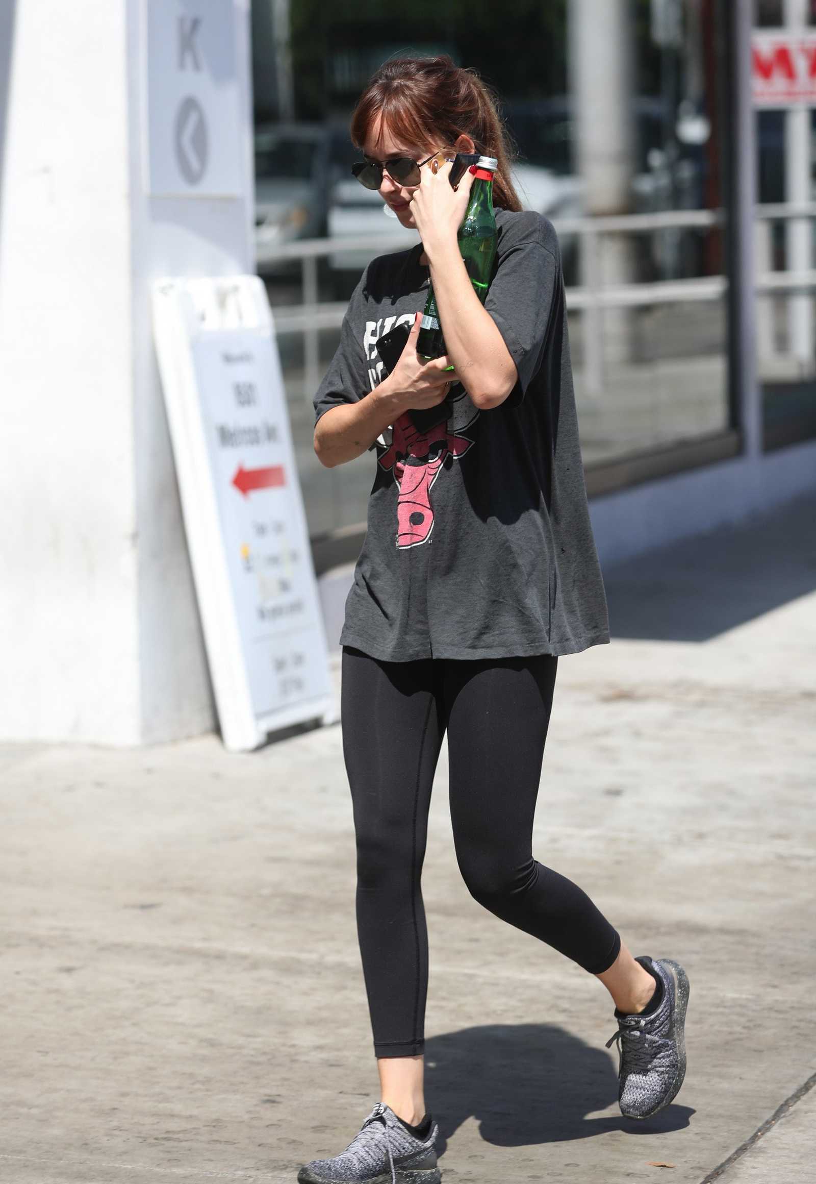 Dakota_Johnson_rocks_a_vintage_Chicago_Bulls_shirt_to_the_gym_in_Los_Angeles__09112018-01.jpg Dakota_Johnson_rocks_a_vintage_Chicago_Bulls_shirt_to_the_gym_in_Los_Angeles__09112018-01.jpg