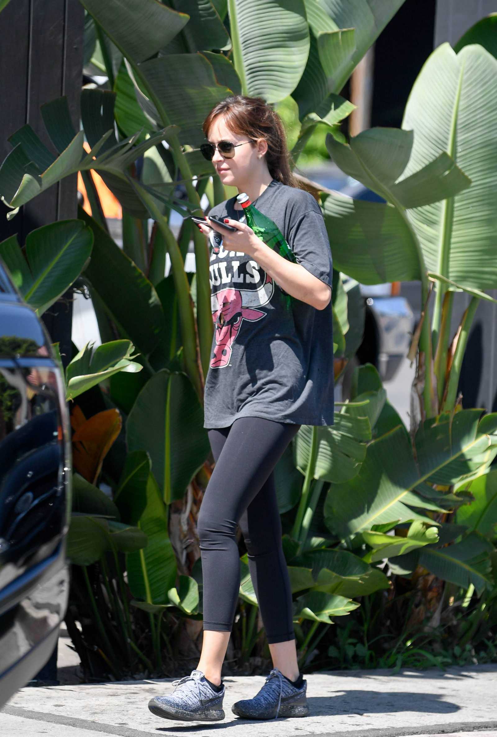 Dakota_Johnson_rocks_a_vintage_Chicago_Bulls_shirt_to_the_gym_in_Los_Angeles__09112018-02.jpg Dakota_Johnson_rocks_a_vintage_Chicago_Bulls_shirt_to_the_gym_in_Los_Angeles__09112018-02.jpg