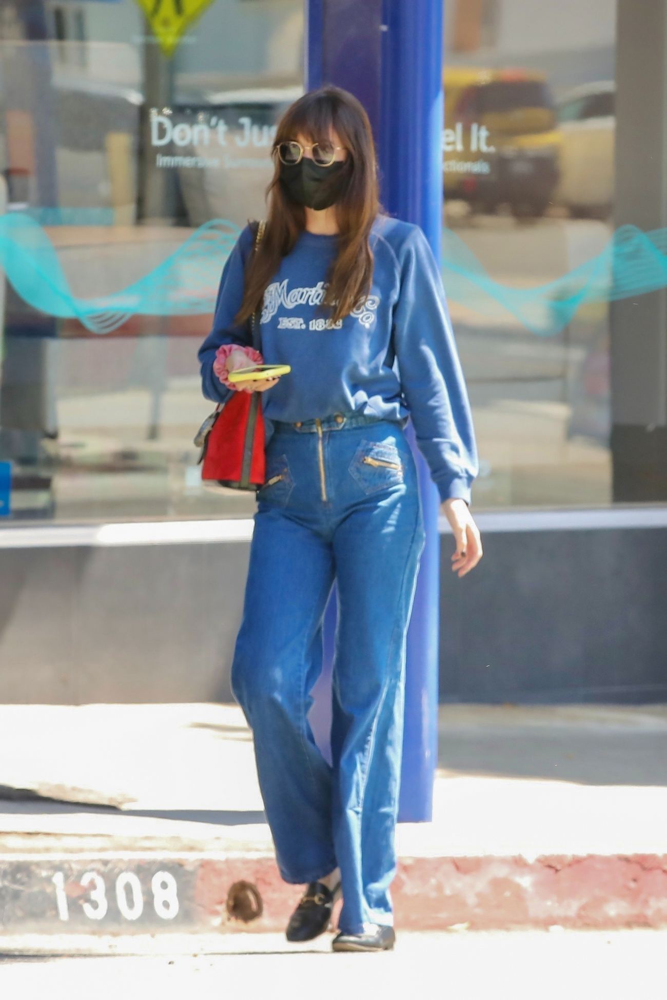Dakota_Johnson_visits_Sugaring_LA_hair_removal_in_Santa_Monica2C_0510202208.jpg