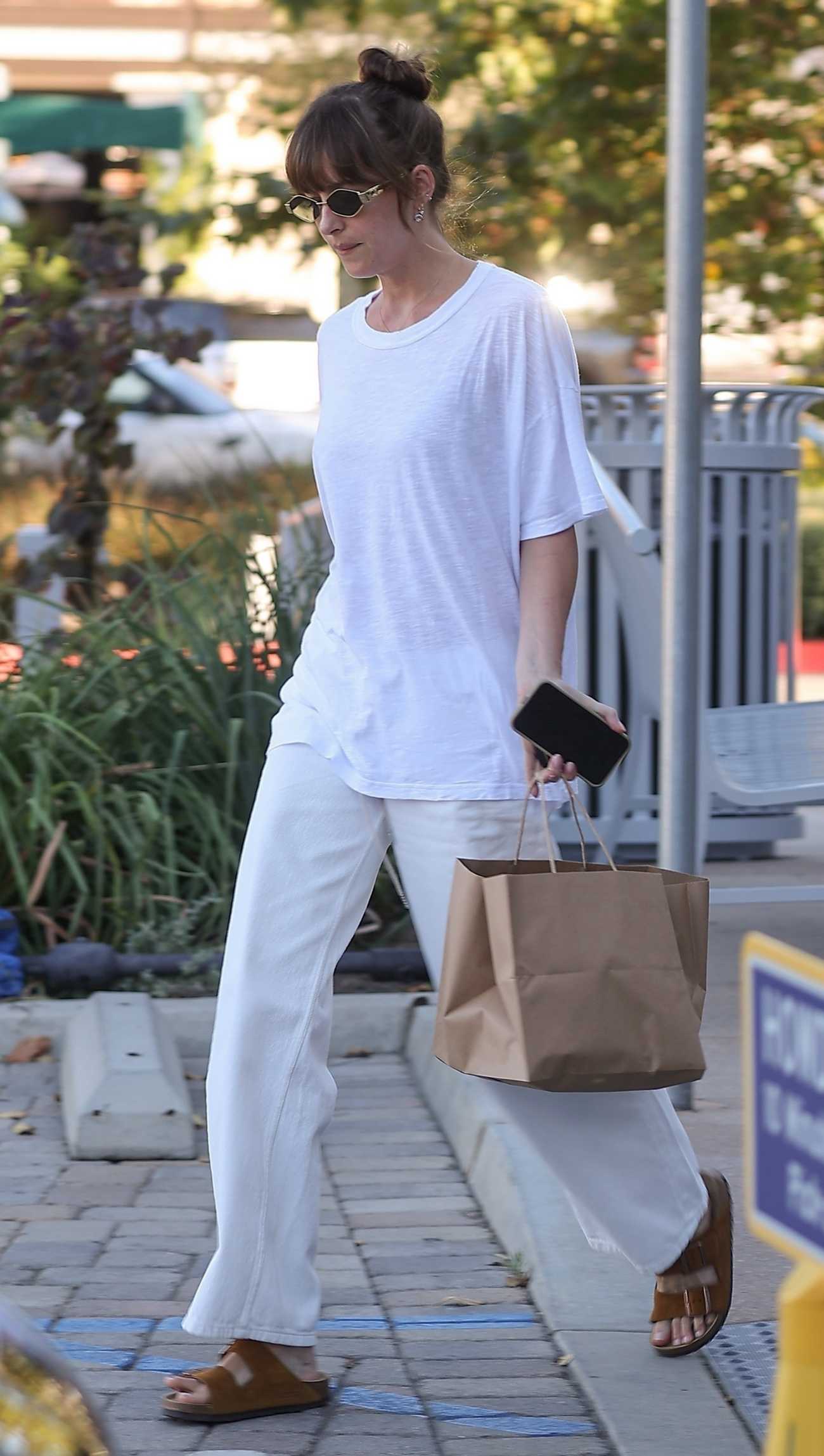 Dakota_Johnson_was_spotted_shopping_and_picking_up_food_in_Malibu_08192024_02.jpg