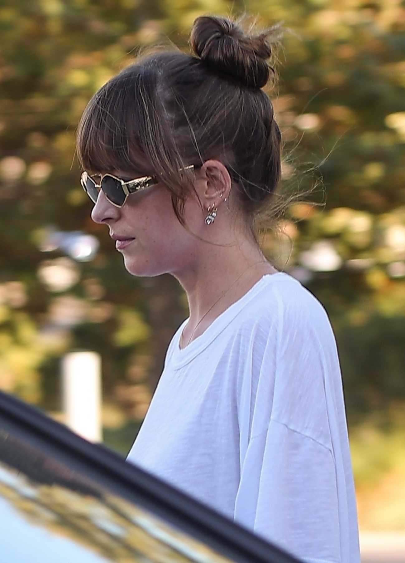 Dakota_Johnson_was_spotted_shopping_and_picking_up_food_in_Malibu_08192024_05.jpg