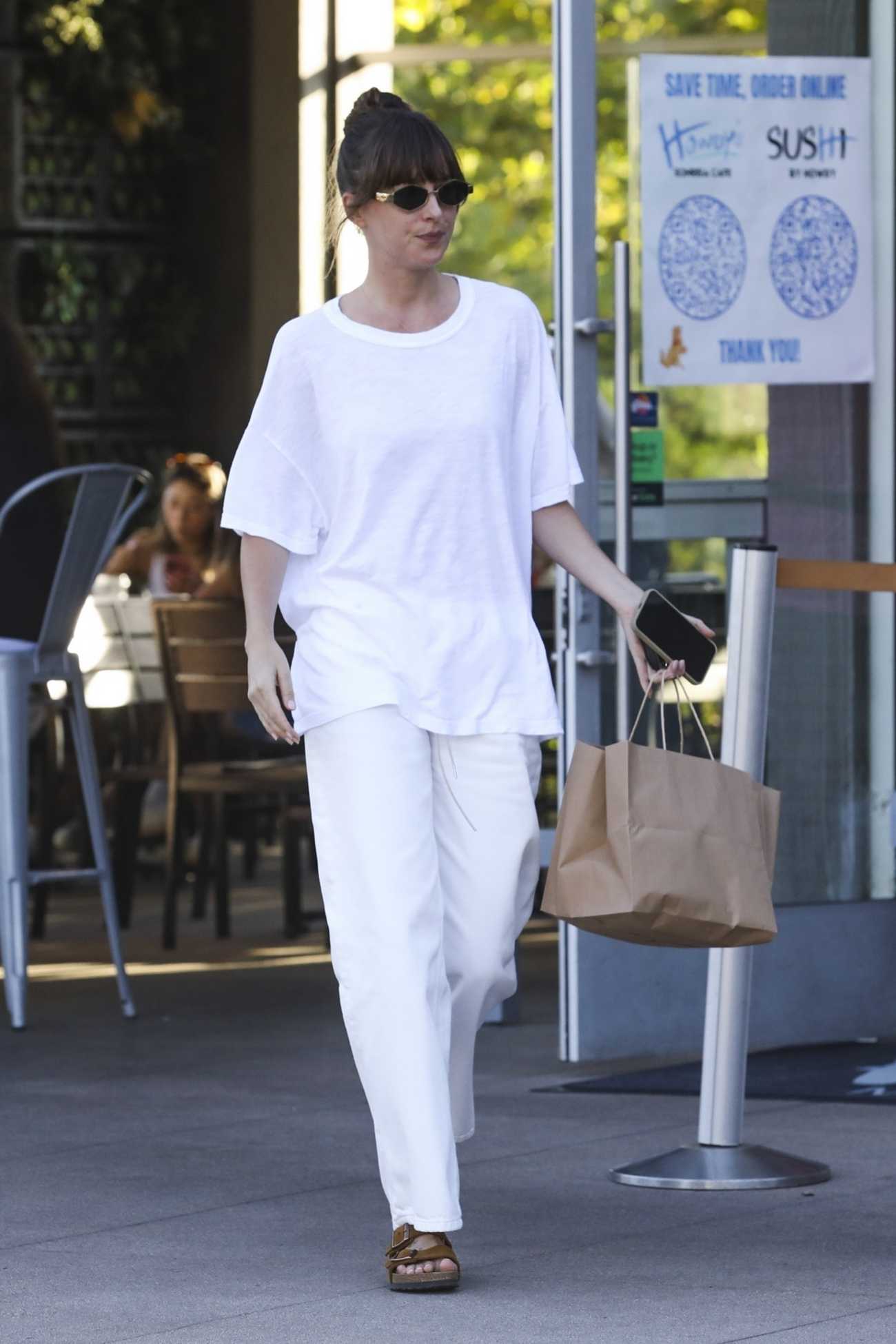 Dakota_Johnson_was_spotted_shopping_and_picking_up_food_in_Malibu_08192024_07.jpg