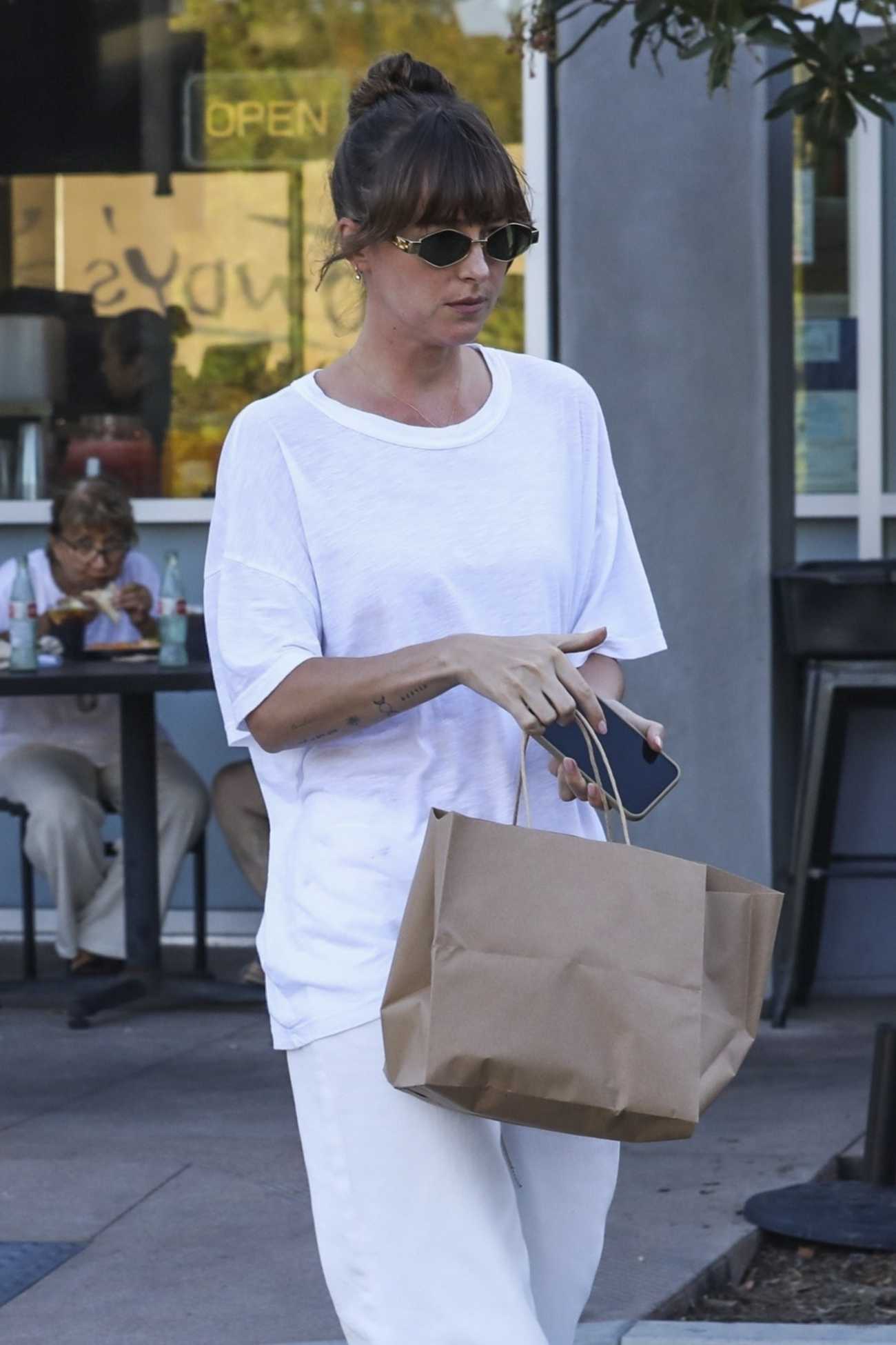 Dakota_Johnson_was_spotted_shopping_and_picking_up_food_in_Malibu_08192024_08.jpg