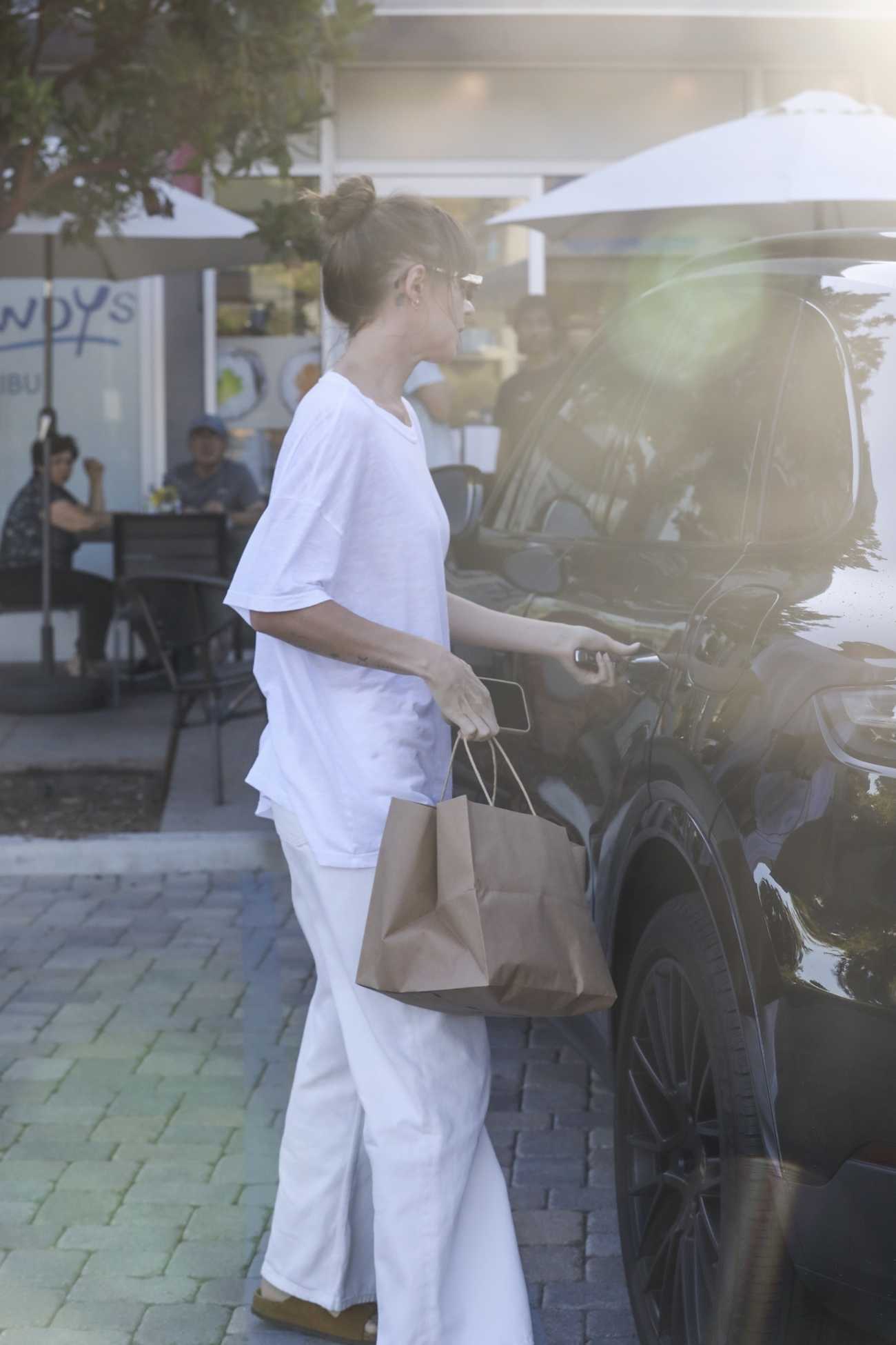 Dakota_Johnson_was_spotted_shopping_and_picking_up_food_in_Malibu_08192024_09.jpg