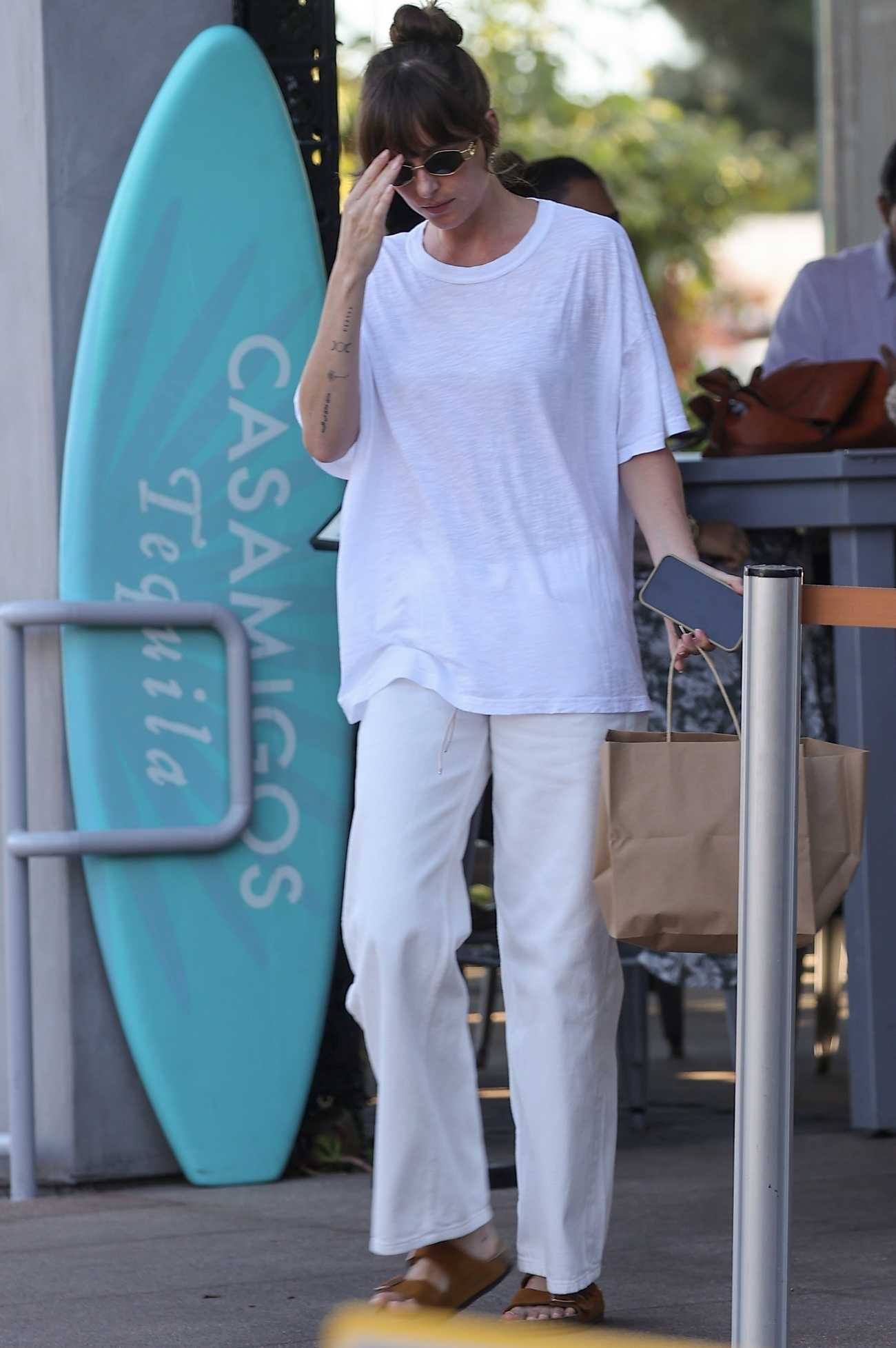 Dakota_Johnson_was_spotted_shopping_and_picking_up_food_in_Malibu_08192024_10.jpg